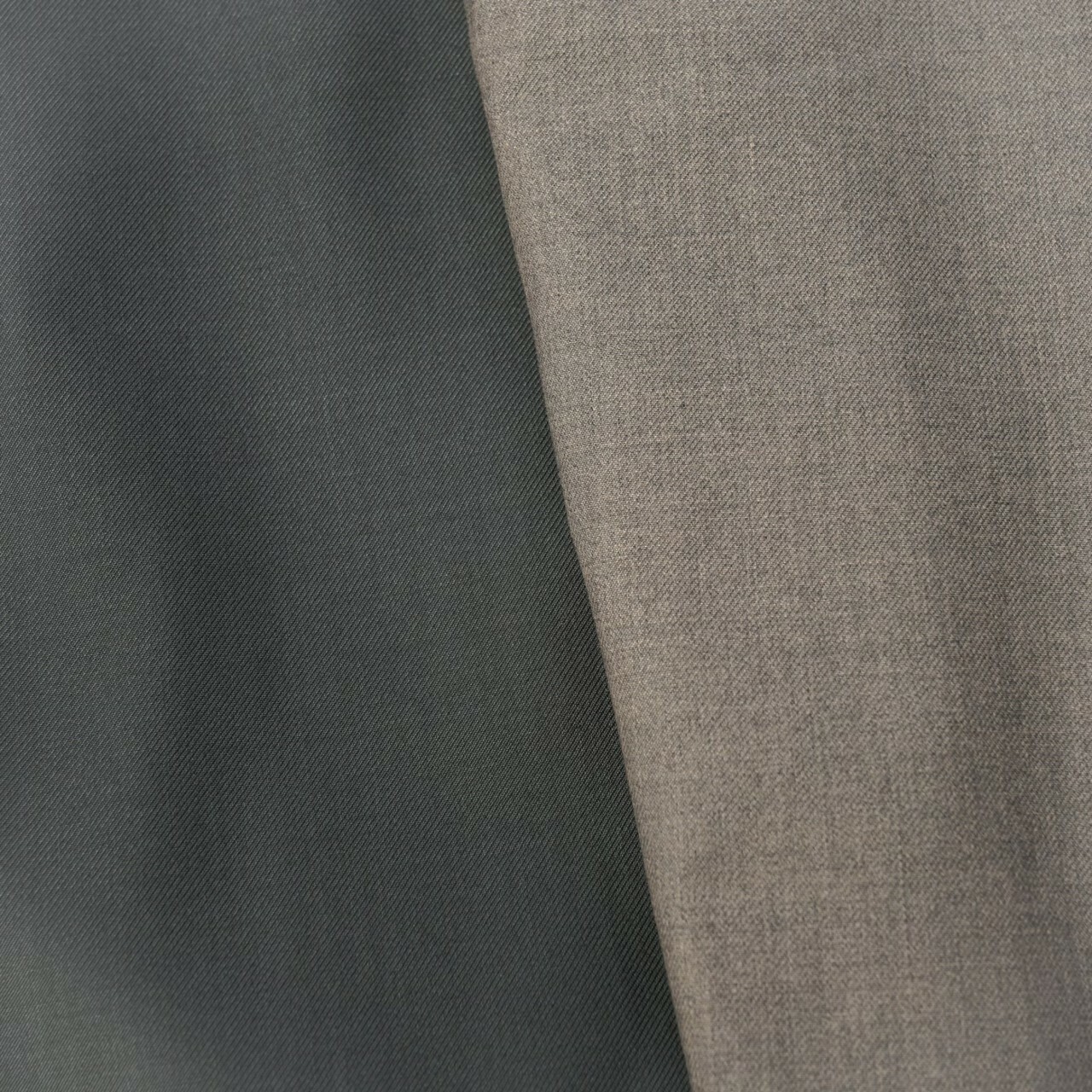 打摺寬鬆垂墜感長褲灰卡其和炭灰顏色細節照