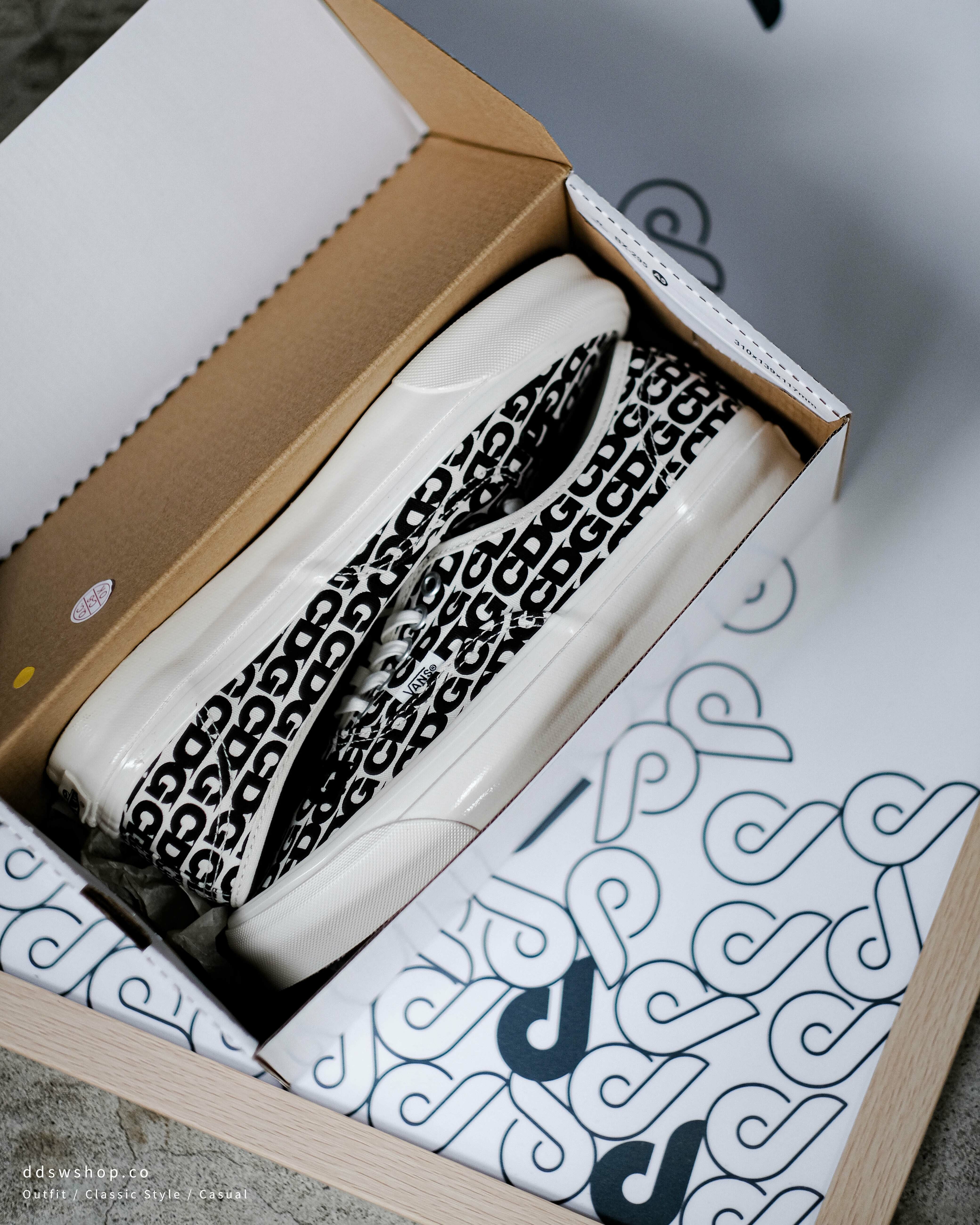 CDG x Vans OG Authentic 聯名款 川久保玲 版滿字母塗鴉 低筒 VN0A4BV9SHM