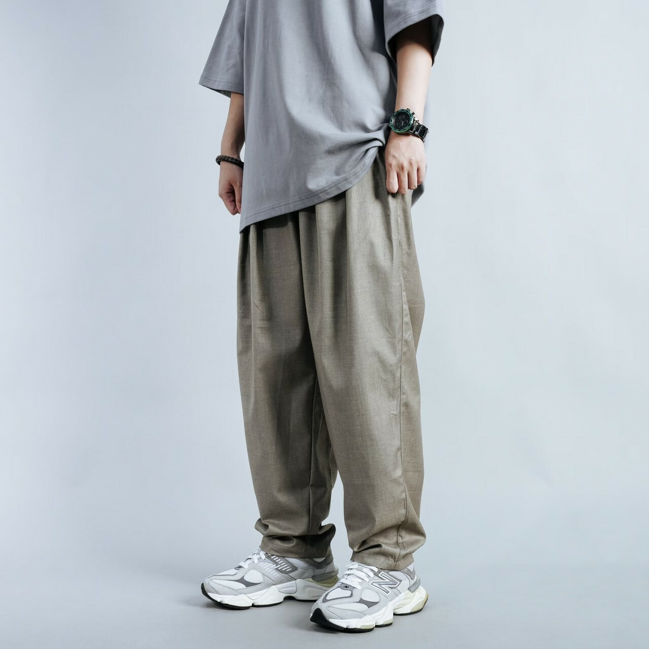 女模著打摺寬鬆垂墜感長褲灰卡其意境照