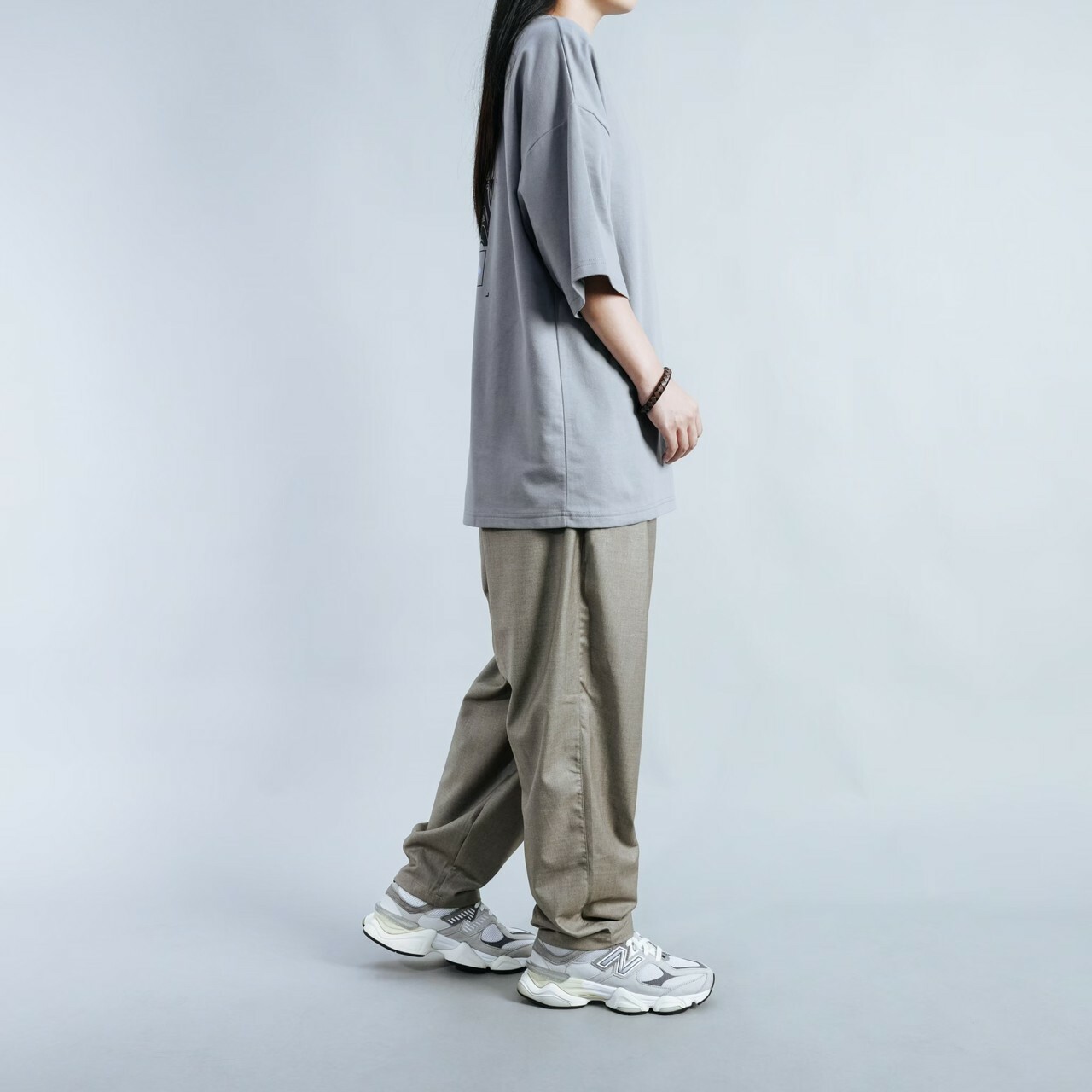 女模著打摺寬鬆垂墜感長褲灰卡其穿搭照