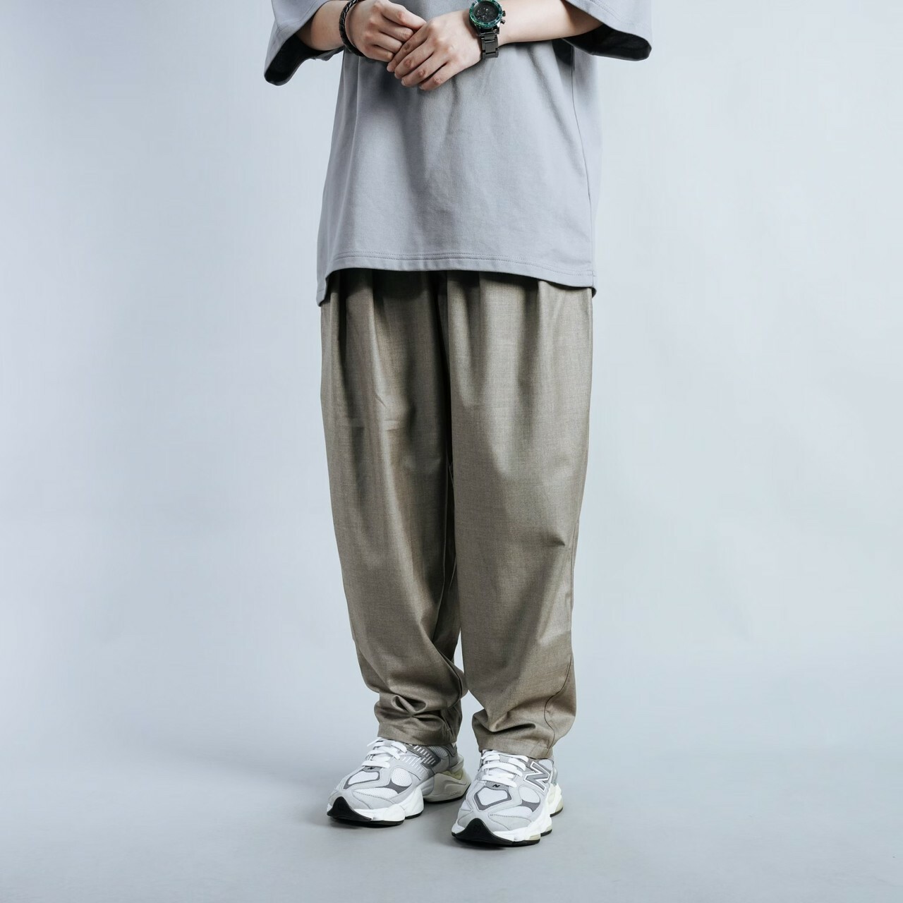 女模著打摺寬鬆垂墜感長褲灰卡其實著照