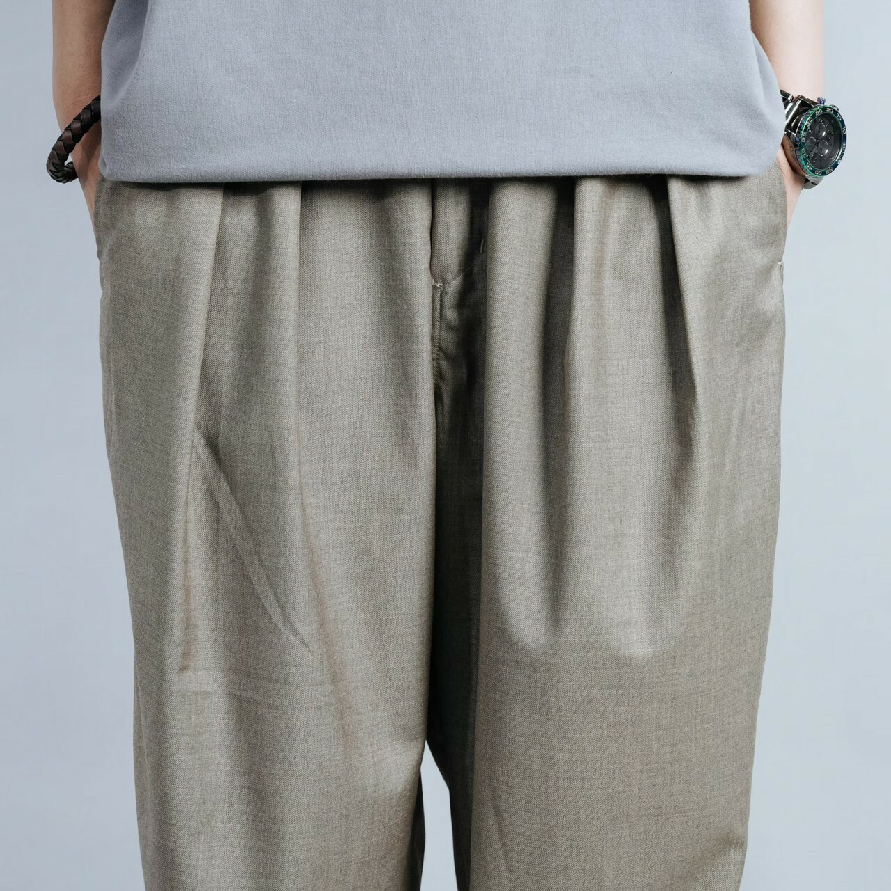 女模著打摺寬鬆垂墜感長褲灰卡其正面照