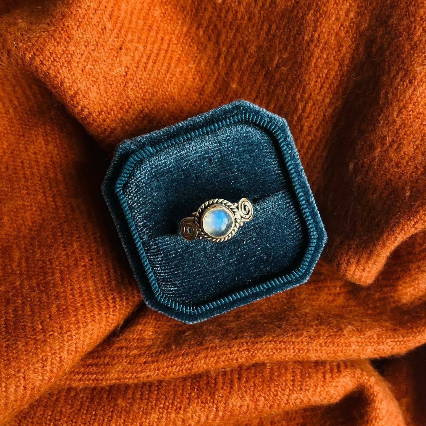 [原石] 月光石925銀戒指 US8.5