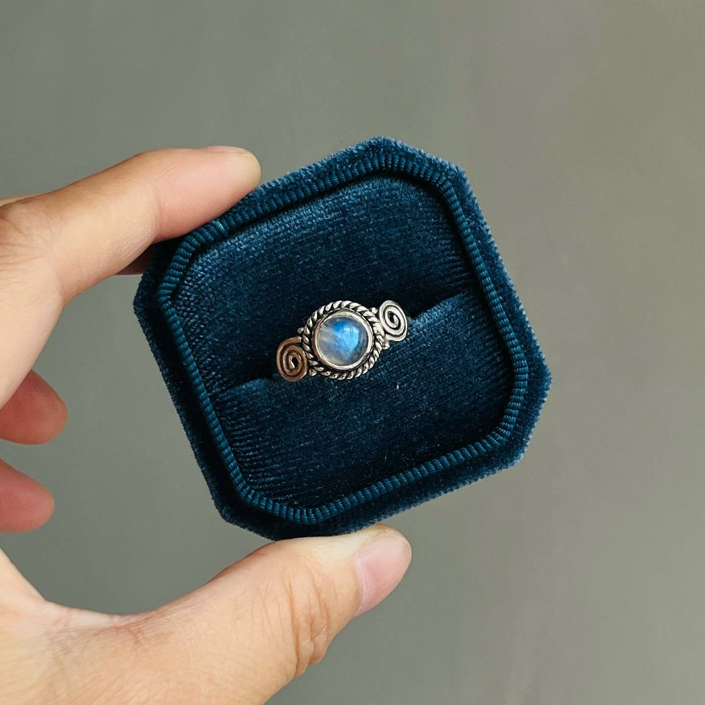 [原石] 月光石925銀戒指 US8.5