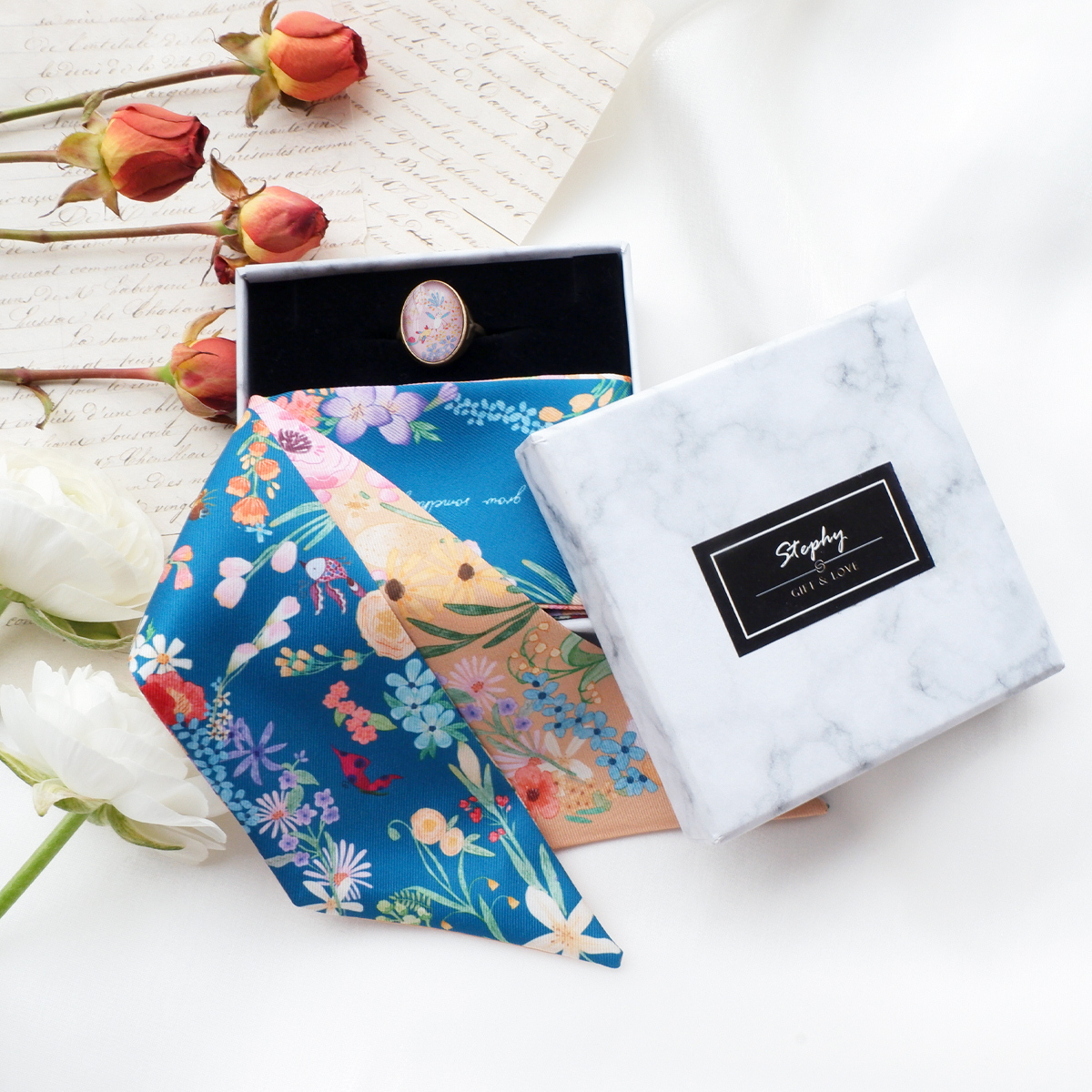 STEPHY 春語藍底花長條絲巾配絲巾扣禮盒套裝