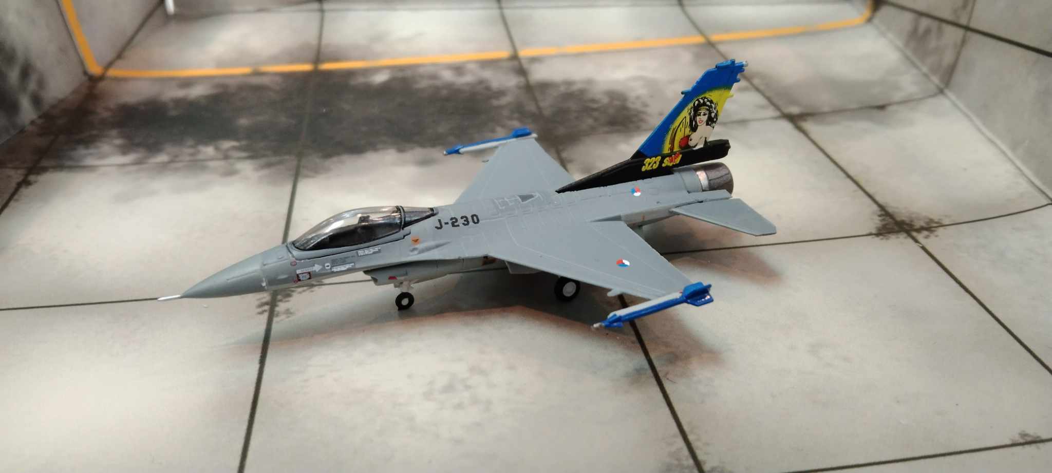 Hogan M-Series 1/200 荷蘭皇家空軍 F-16A  J-230 骯髒黛安娜 無碼