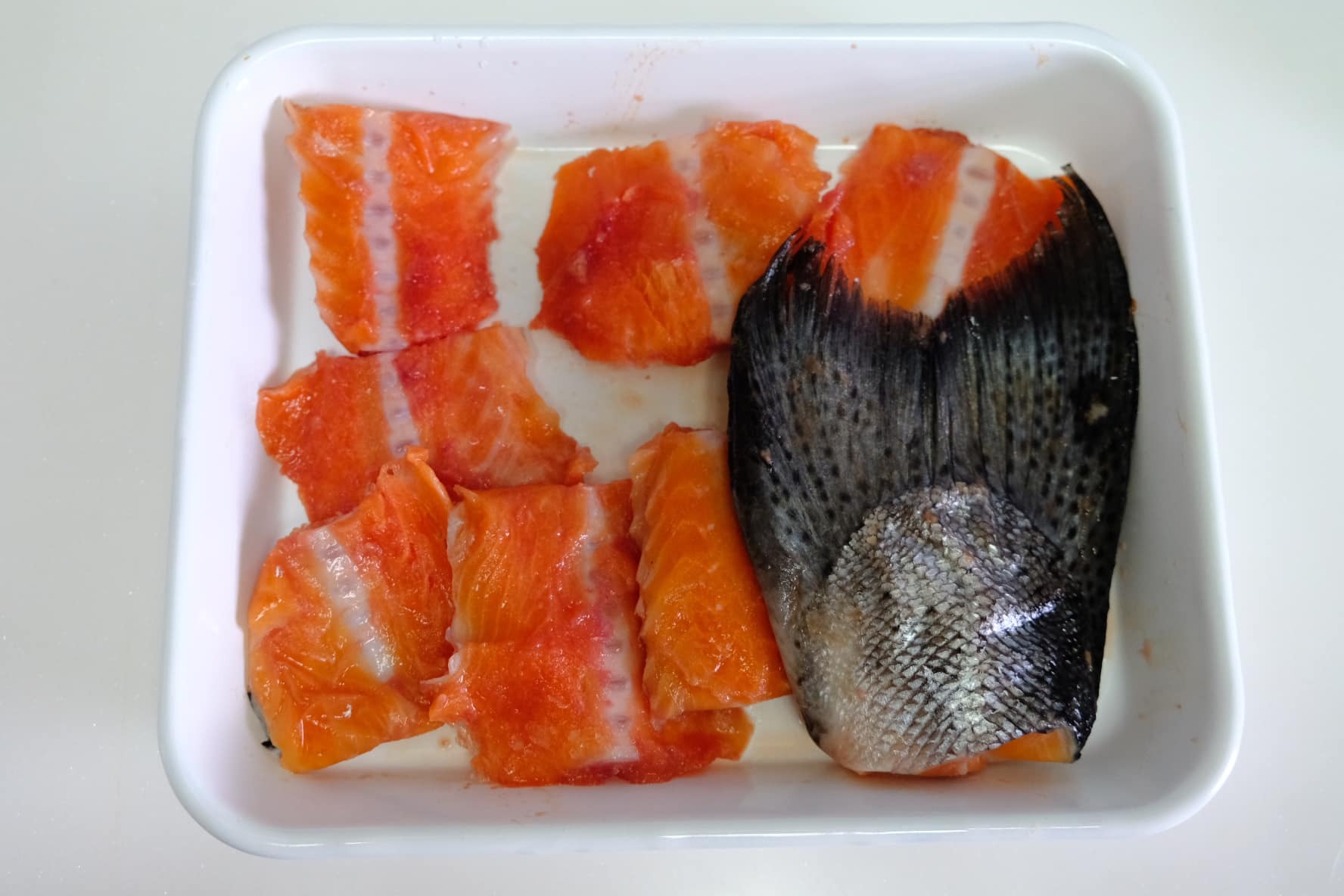 材料： 國王鮭中骨切段300g 耐高溫炸油 麵粉適量 調味料： 醬油1大匙、酒1小匙、鹽巴1小戳