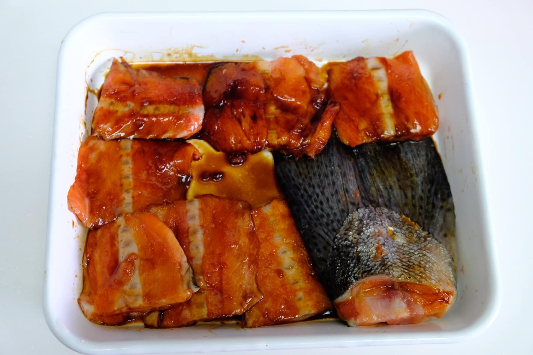 1.鮭魚骨解凍取出擦乾、加入調味料醃漬1小時。