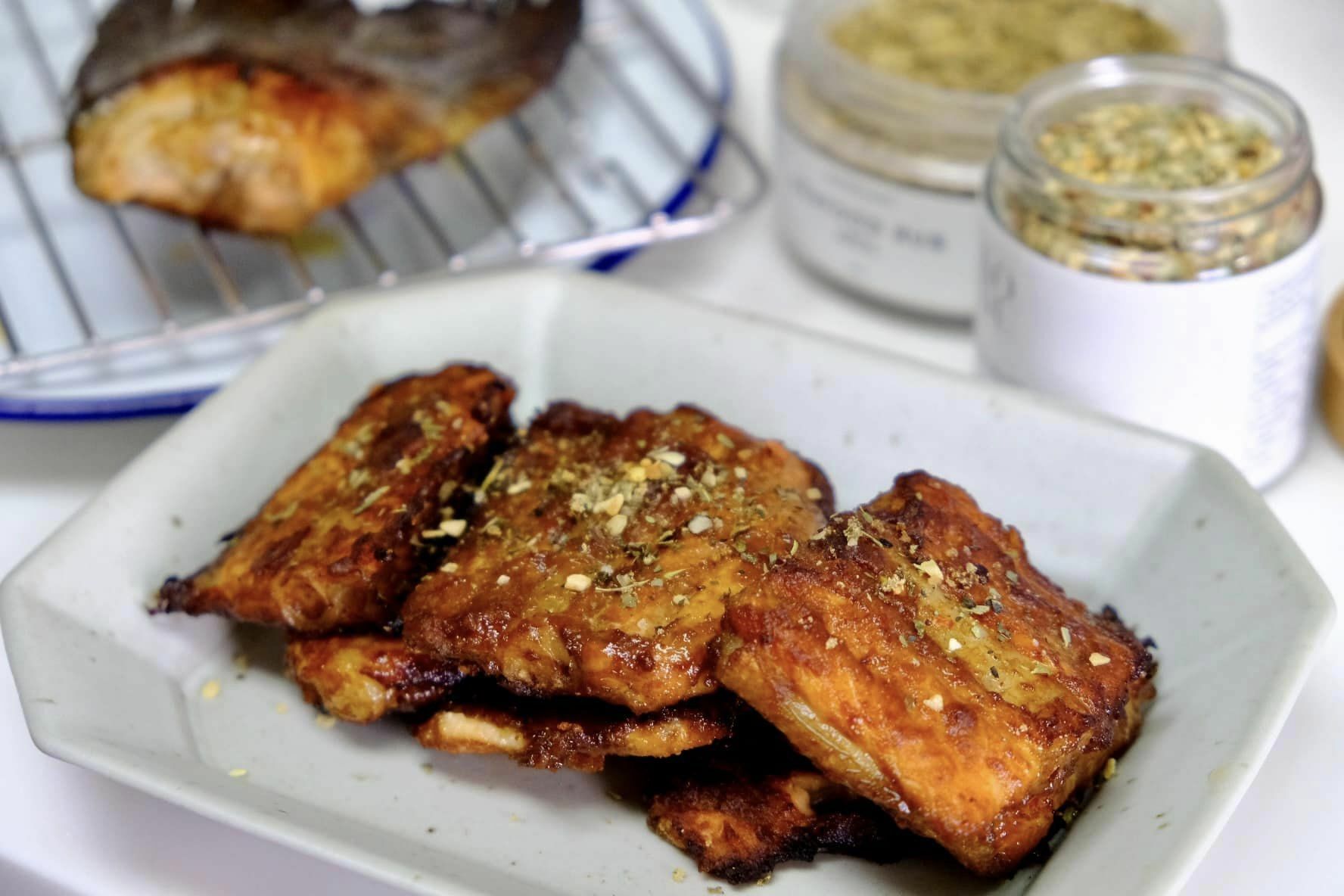 5.灑上喜愛的香料鹽及胡椒。就完成好吃的小酒菜、也可以當零食。