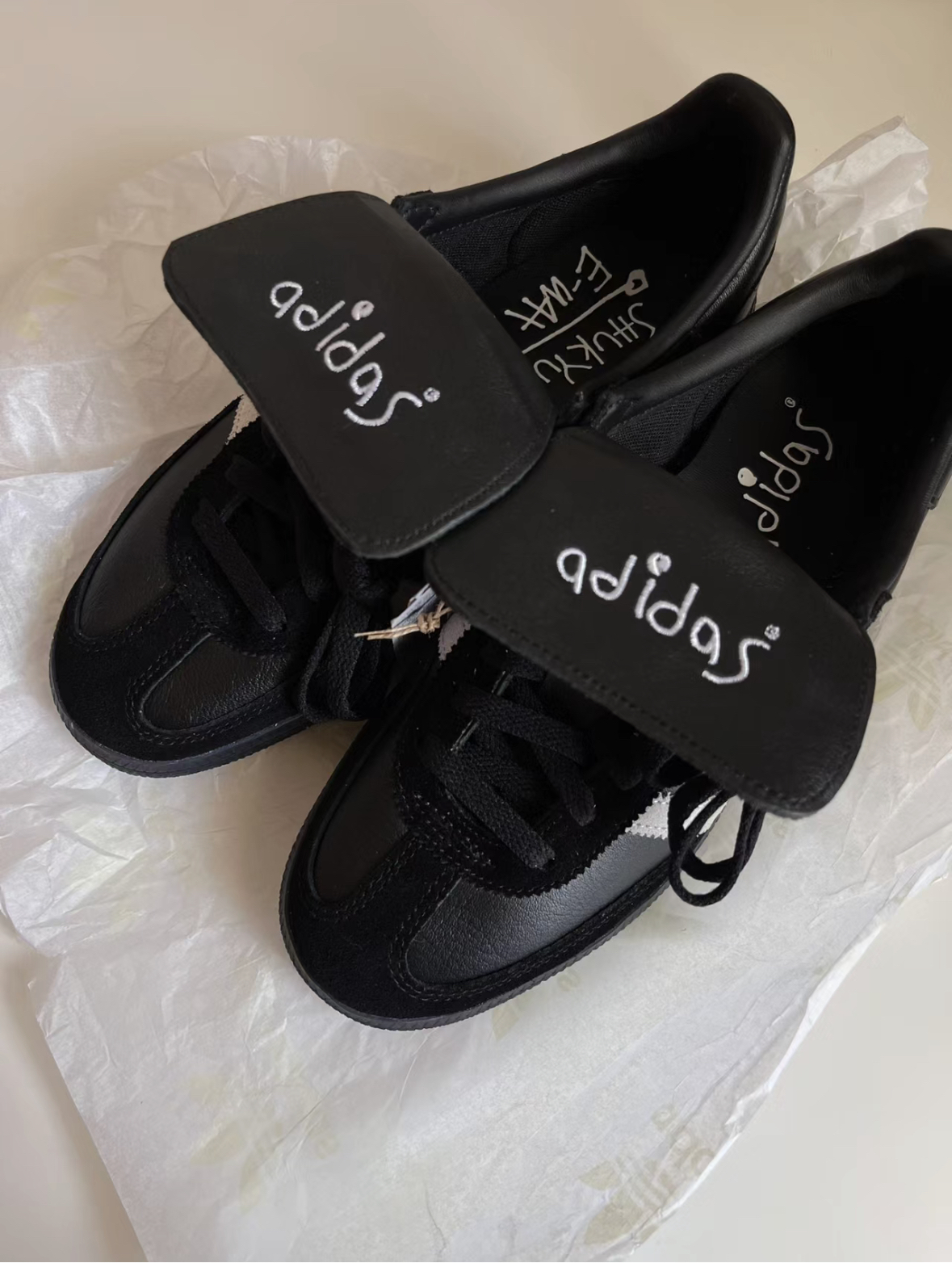 <阿迪來嚕!!!>SHUKYU x Ewax x Adidas Originals Handball Spezial 三方聯乘 翻蓋塗鴉 黑