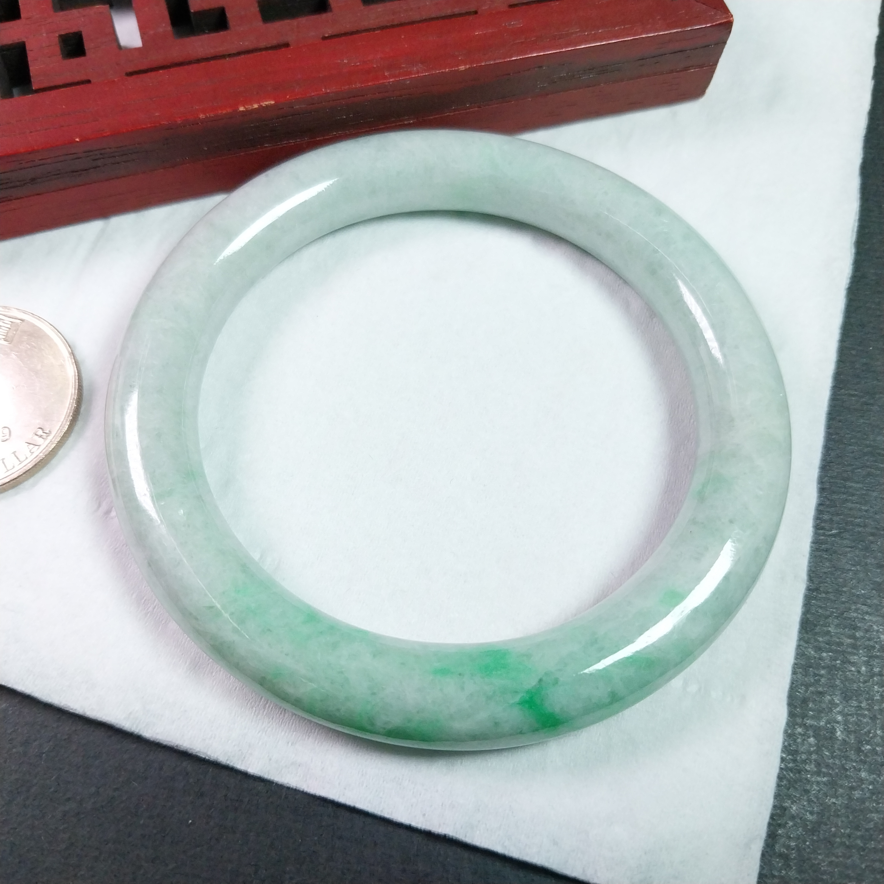 J2137 冰糯飄陽綠圓條玉鐲 57mm (56-58)