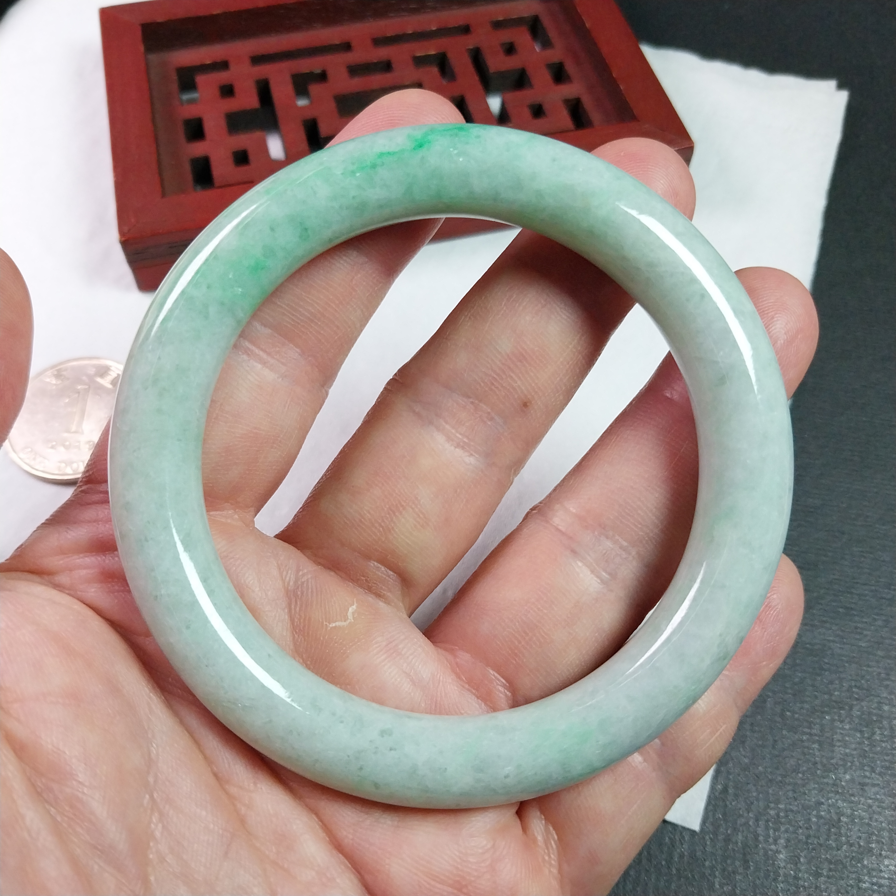 J2137 冰糯飄陽綠圓條玉鐲 57mm (56-58)