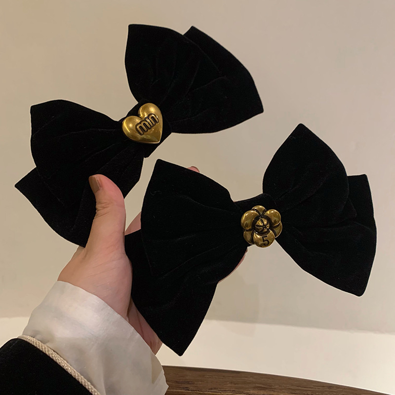 《2969》愛心山茶花黑色絲絨髮夾