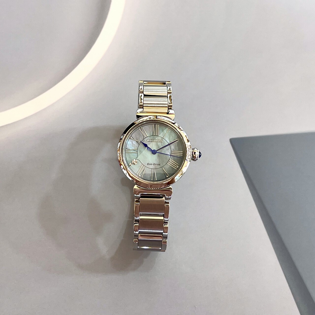 【CITIZEN 星辰】L系列 幸福鈴蘭 永恆款 光動能大三針女錶 EM1060-87NK 29.5mm 現代鐘錶