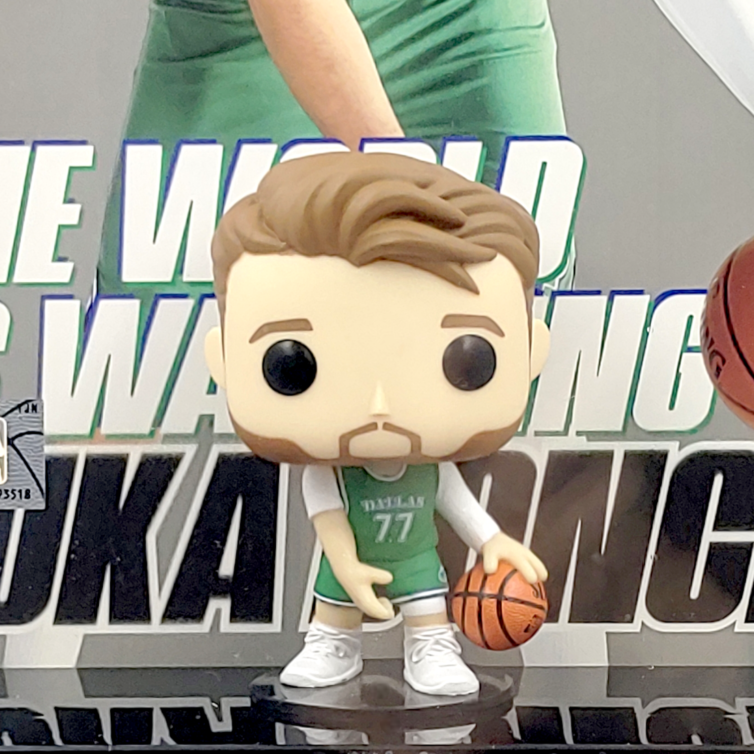 FUNKO POP<NBA>達拉斯獨行俠盧卡·當錫(Slam雜誌封面背景盒)-No.16
