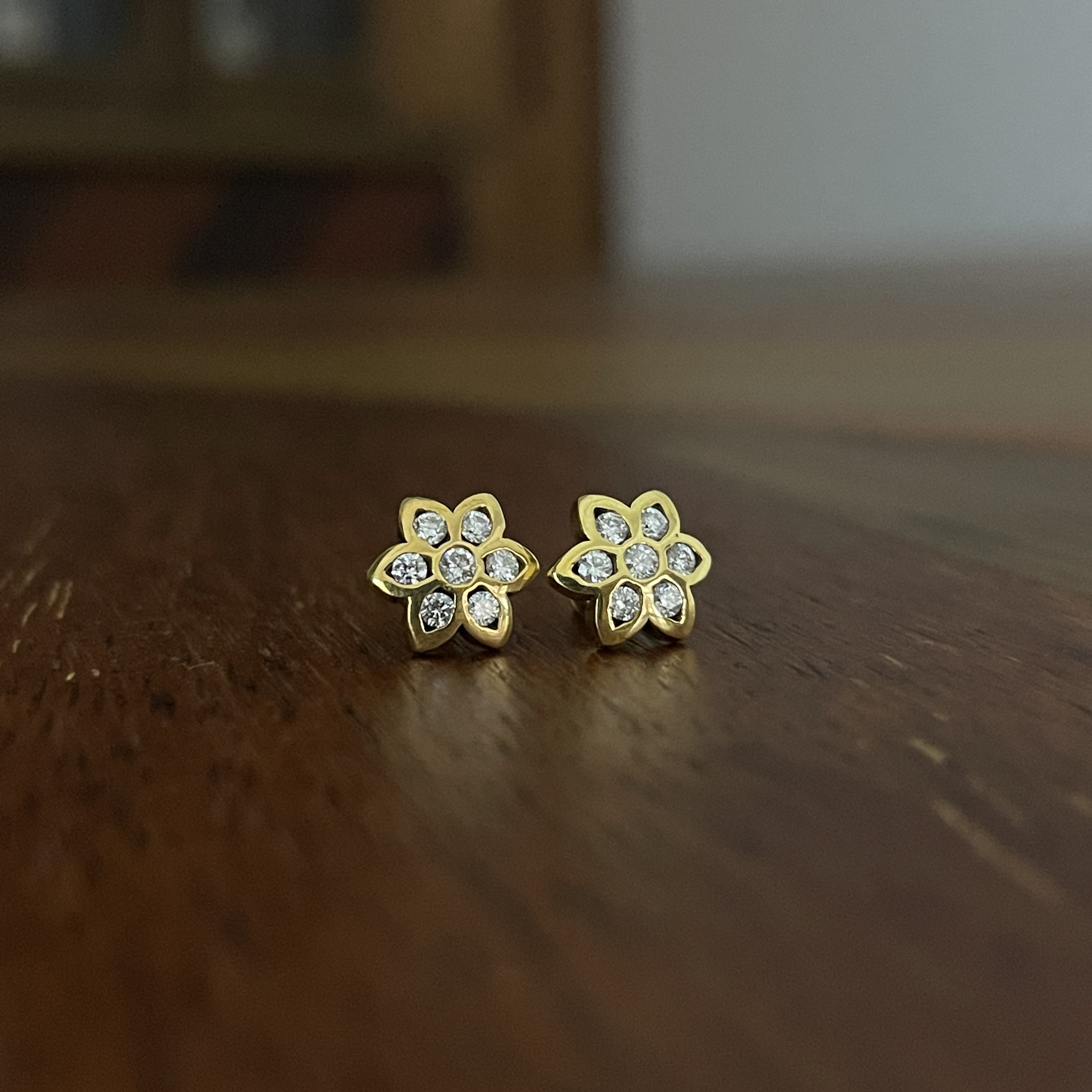 22K 10mm CutOut Rosette Earring w/White Diamonds