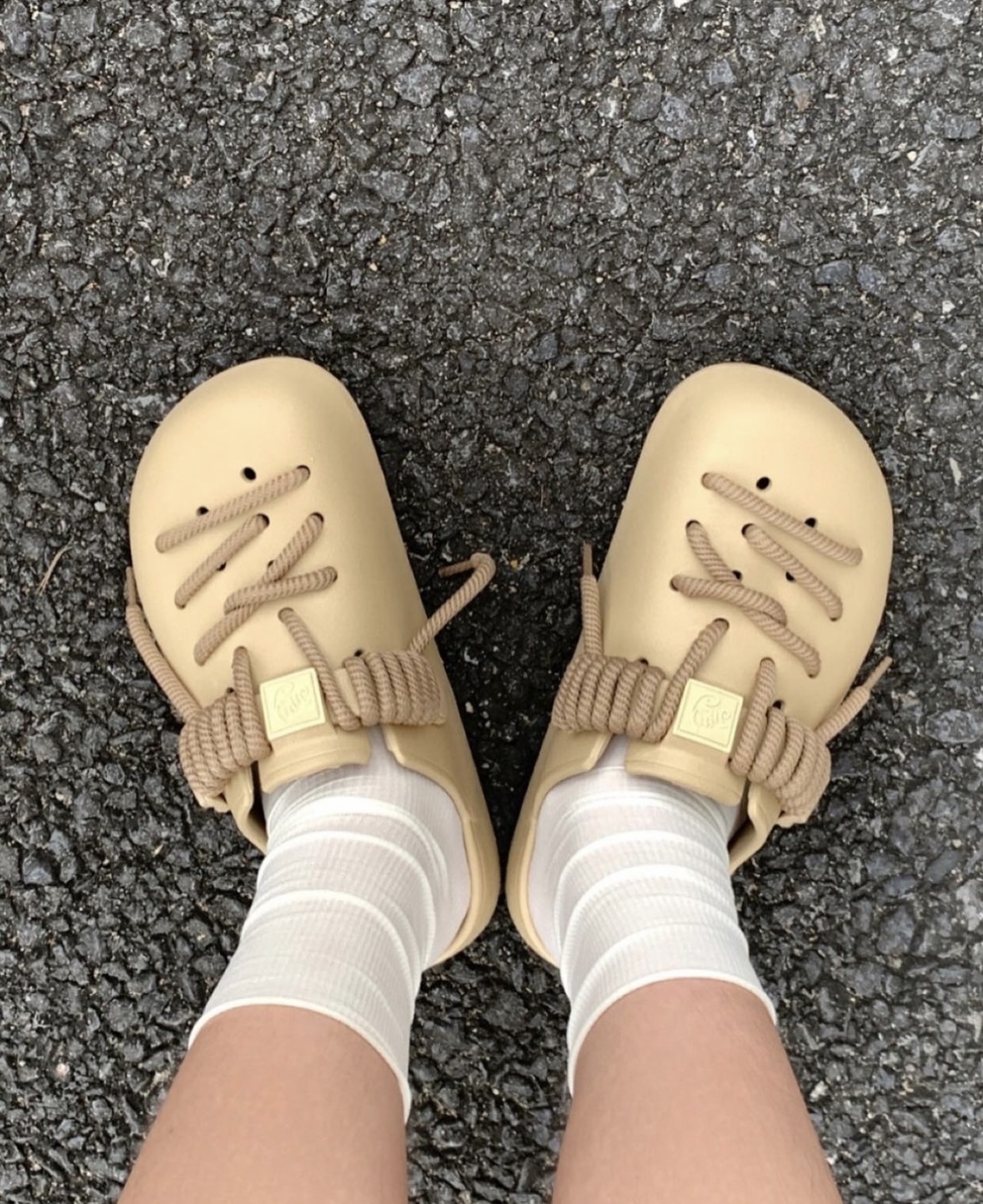 JIFFFLY 麻繩鞋帶洞洞鞋 麻繩 情侶 平價 穆勒 防水 四色 卡其 乳白 黑 咖啡/預購