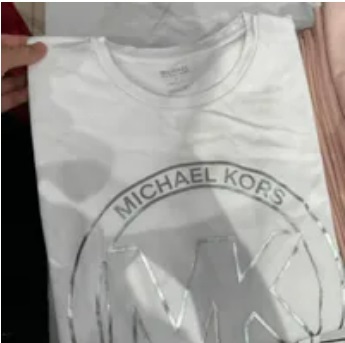 [S] MICHAEL KORS LOGO CHARM PRINT ORGANIC T-SHIRT,WHITE, JU150B497J-WHITE (SMK534)