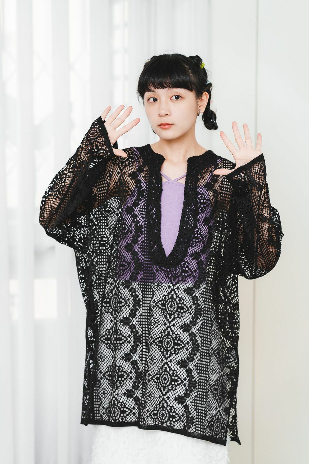 雕花鏤空V領上衣(兩色-濃黑)