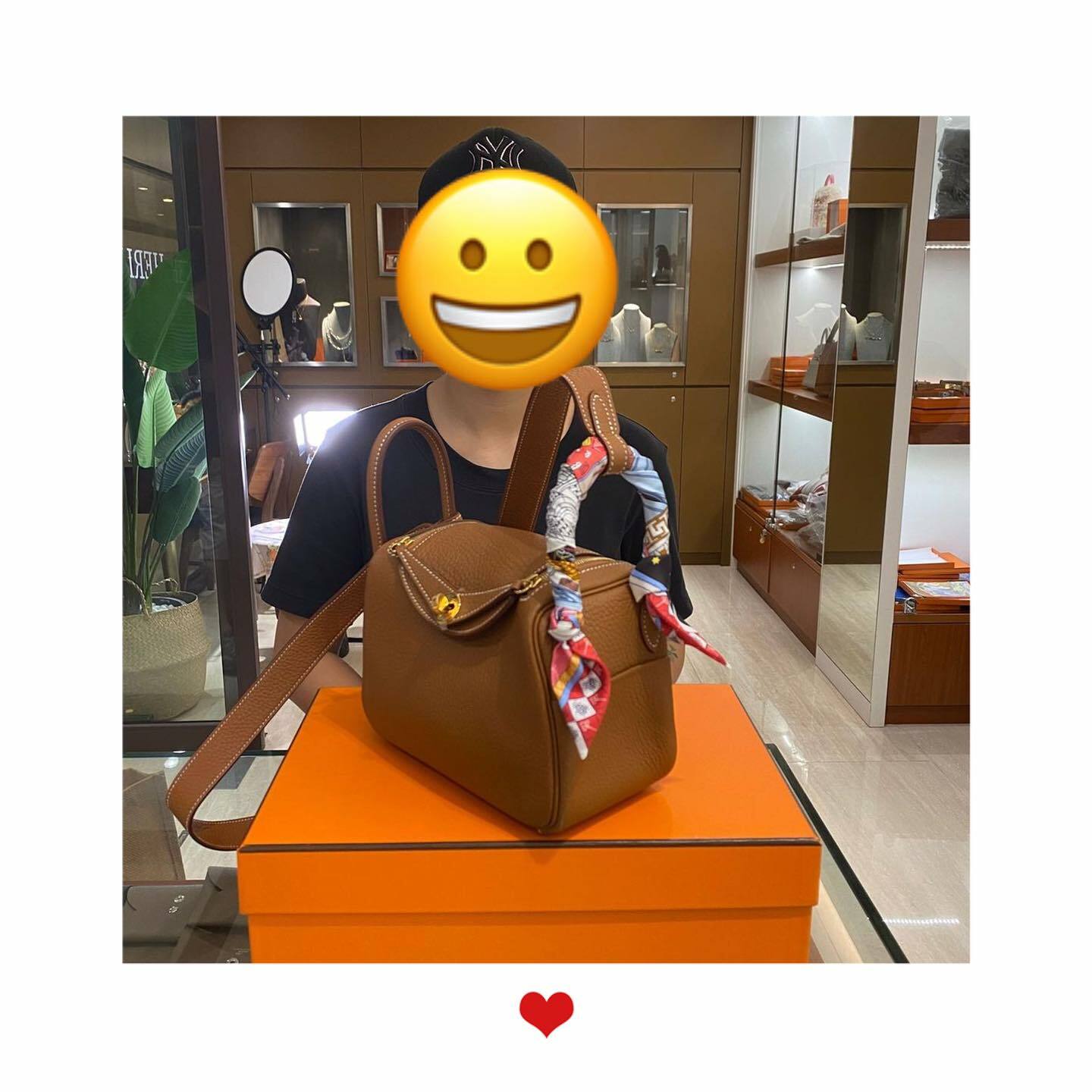 爽快靚靚同先生在線上了解後到店買嘢🎉 揀咗lindy mini金金同twilly🤩 先生即刻拍板埋單送比靚靚❤️ 靚靚讚HERLUXE資訊透明 價格合適 貨品齊全🈶多選擇🙌 多謝你哋嘅支持與信任🫶💪