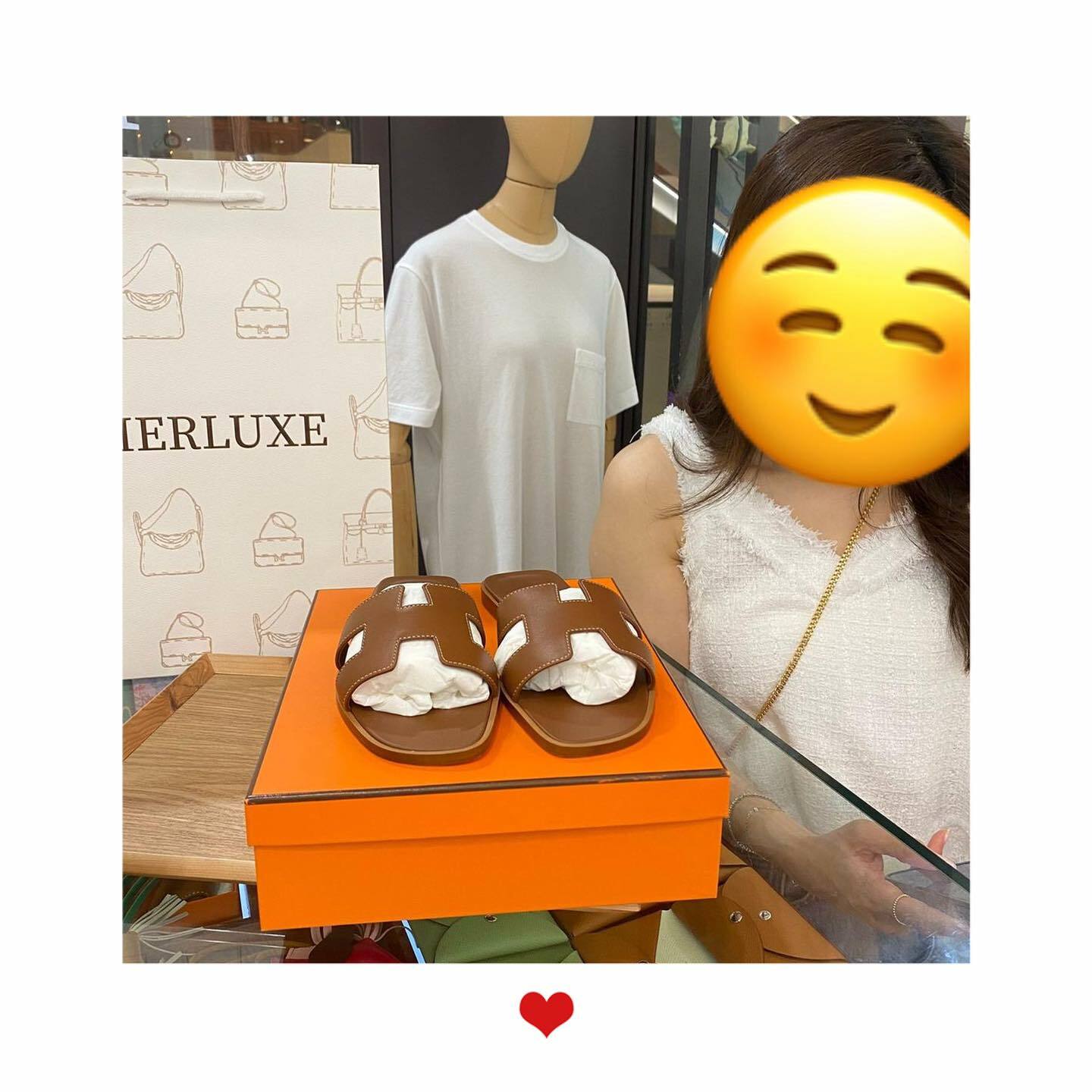 忠實馬迷靚靚來pick up oran拖鞋🥳 亦對店內新色P18冰晶灰很有興趣❤️ 靚靚一直都有關注HERLUXE🫰多謝你嘅支持🫶