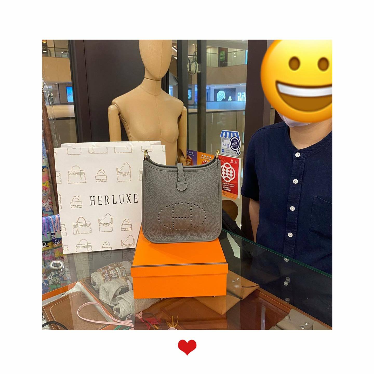 爽快靚靚落單mini E積雨雲灰🌧 好鐘意呢個好搭型格顏色🫰靚靚朋友來店取袋🎉 亦對手袋很有興趣🤗 仲話會支持HERLUXE嘅直播❤️ 多謝你哋嘅支持與信任🫶