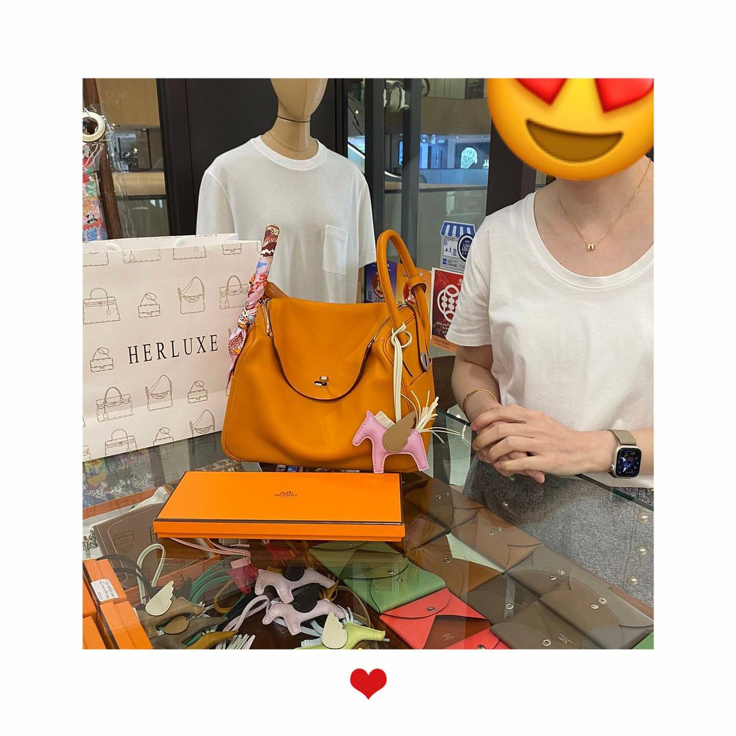 爽快靚靚來HERLUXE復購🥳 接受我哋專業推薦👏 揀咗飛馬來襯L26橙色🍊 靚靚之前有幫襯過我哋買twilly同scarf的🫰多謝你嘅支持🫶