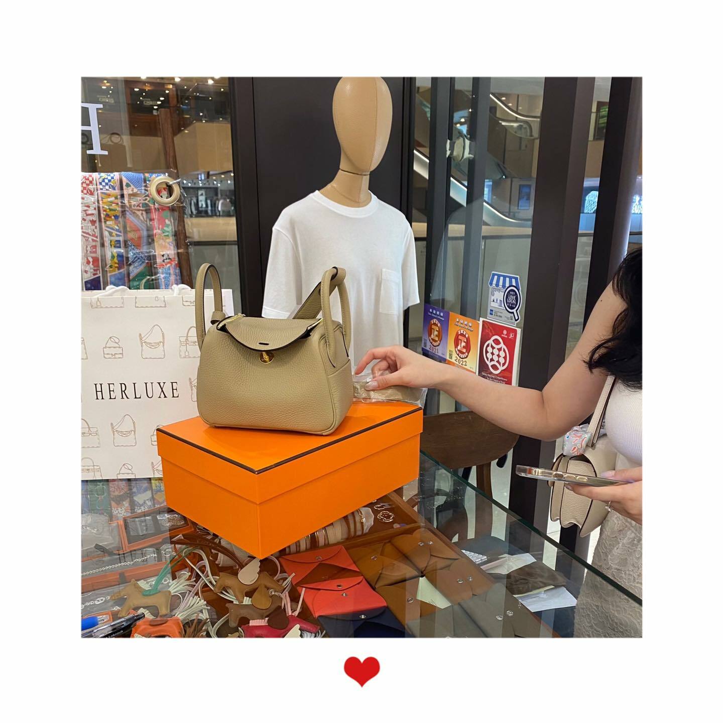 馬迷靚靚同先生來pick up Lindy mini風衣灰🧥鐘意尼個顏色夠獨特❤️ 愛妻號先生爽快埋單🥳 靚靚大讚HERLUXE服務好 可以快速買到心儀款式同顏色👍 仲很健談同我哋分享資訊🤩 多謝你哋嘅支持與信任👏💪