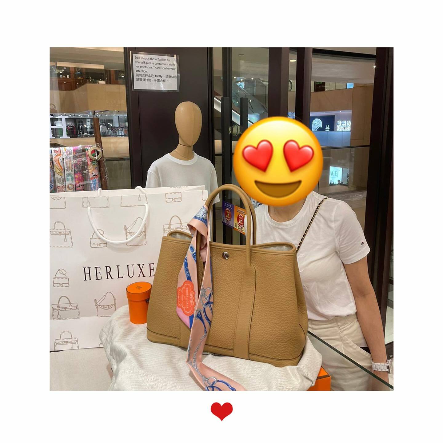 爽快靚靚同先生walk in 來買嘢🥳 靚靚睇中GP30餅乾色🍪 配條Twilly🎀 尼個組合很溫柔很襯靚靚😍 愛妻號先生爽快埋單送比太太做生日禮物❤️ 多謝你哋對HERLUXE嘅支持與信任🫶