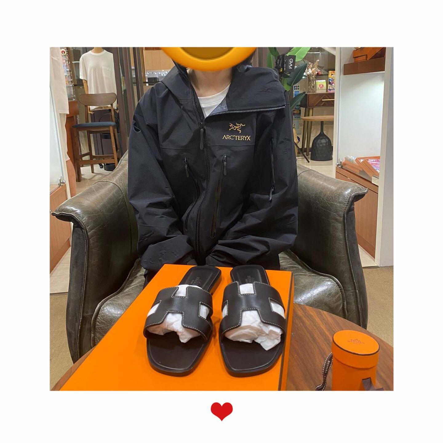 遊客靚靚同先生來復購🥳 選咗oran拖鞋同Twilly❤️ 靚靚對皮帶都很有興趣🥰 先生爽快埋單🫰 多謝你哋一直咁支持HERLUXE🫶