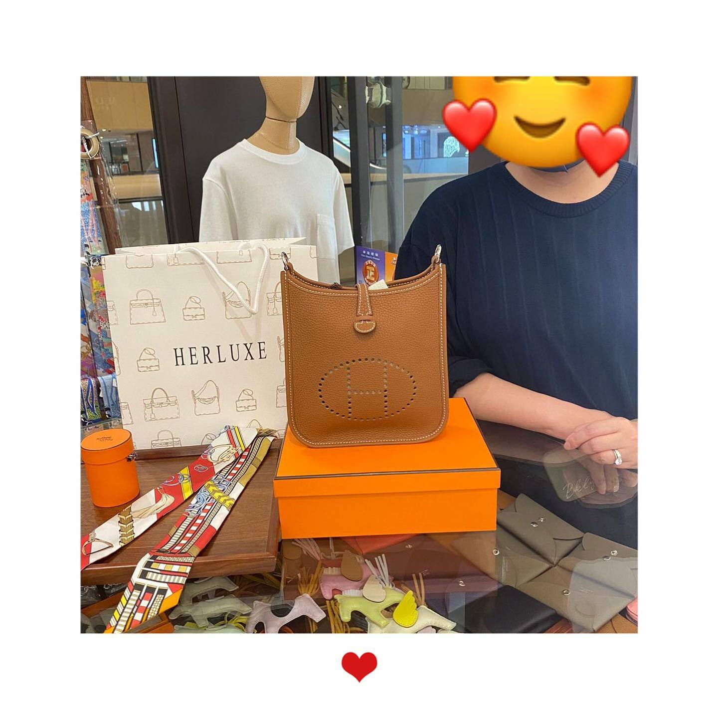 靚靚來買嘢🥳 經過門店同事專業推薦🫰爽快拍板mini E金棕🐫 仲揀咗兩條Twilly🎀 靚靚仲對其他卡包同頸鏈等配貨都有興趣👏 先生超爽快埋單🥰 多謝你哋支持與信任HERLUXE🫶