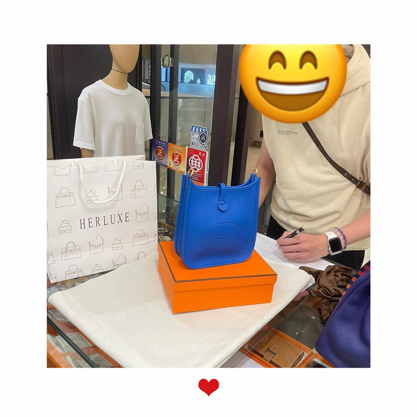 型男先生來HERLUXE shopping🎉 目標明確買mini E琉璃藍💙 先生眼光不錯👀 咁靚又咁好價嘅袋😍 即刻爽快埋單🥳 多謝你嘅支持與信任🫶