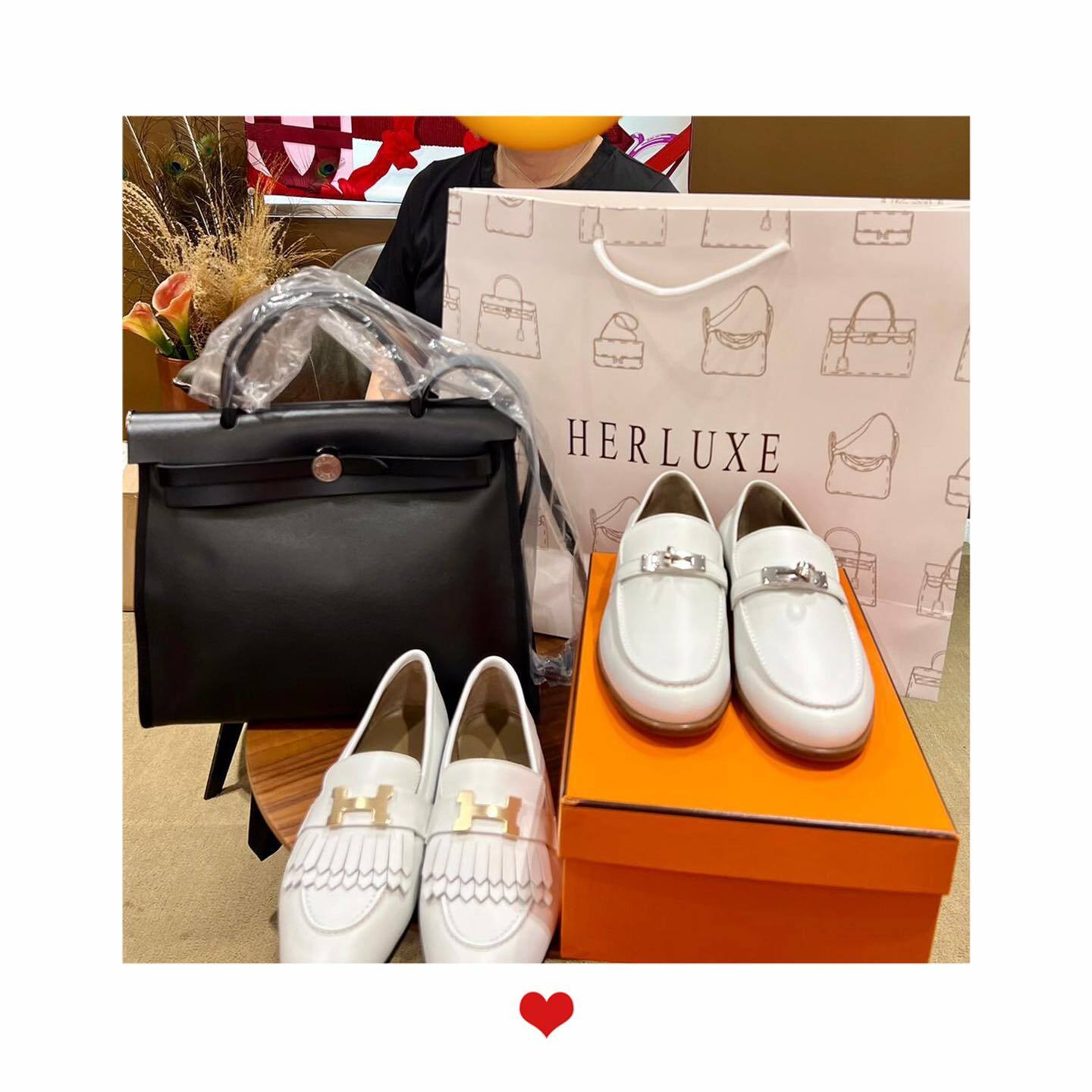 爽快靚靚來pick up Herbag 31 黑銀防水👜 同埋兩對爆款loafer 👞 靚靚見到實物非常開心滿意❤️‍🔥 多謝你支持與關注HERLUXE 🫶💪