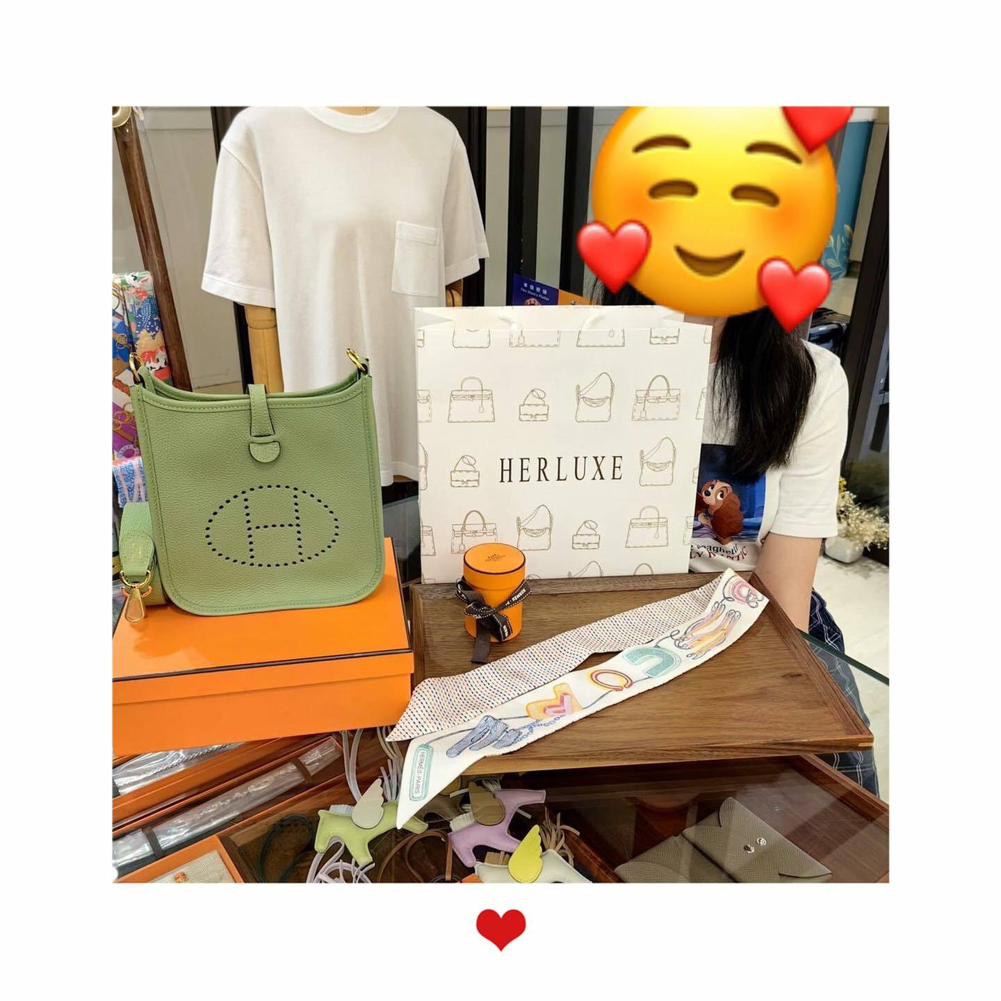 爽快靚靚睇直播落單🥳來pick up mini E牛油果綠🥑 配埋twilly🎀 尼個組合顯年輕靚靚很鐘意🥳仲讚我哋直播嘅白色袋超靚😍 多謝你對HERLUXE嘅支持與關注🫶