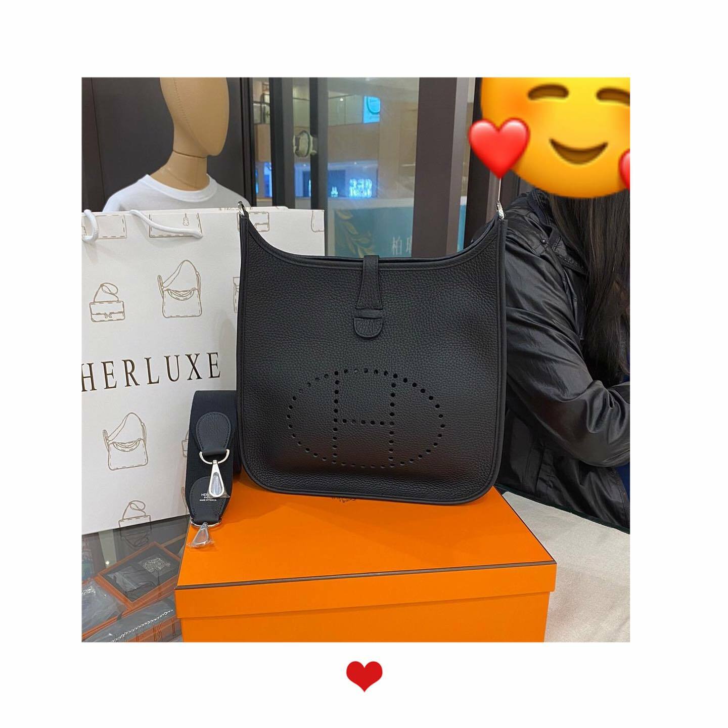 靚靚睇完直播又網上咨詢後👏馬上到店爽快落單抱走E29黑銀🥳大讚HERLUXE很專業也很樂意同我哋相互研究手袋🫶多謝你嘅支持與認可❤️💪