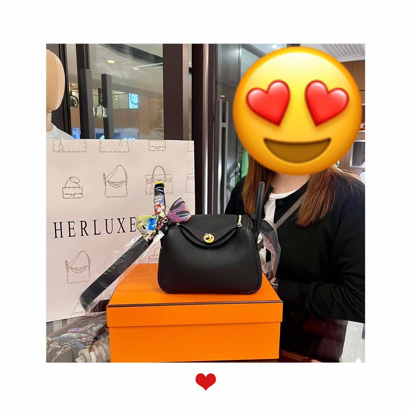 爽快靚靚來pick up Lindy mini深藍色💙 還配多條特別twilly來襯袋😍 品味太好了💗 靚靚很鐘意呢個搭配👍多謝你哋對HERLUXE嘅支持與關注🫶💪