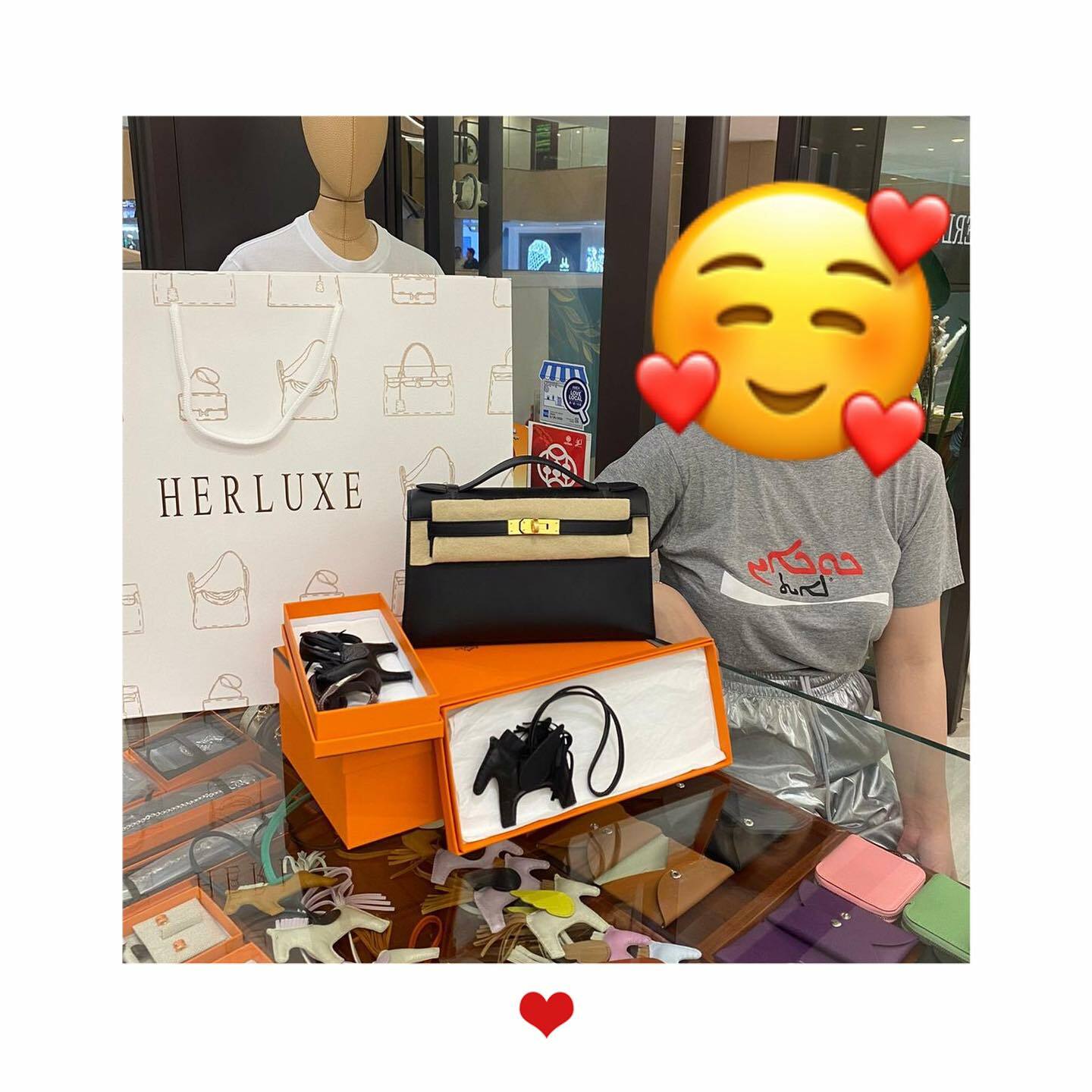 大V靚靚前兩週剛抱走KP白色😍 今次來pick up KP黑金🤩同2️⃣隻飛馬🐎 再訂埋白色飛馬🐴同twilly🎀 靚靚好有品味👍 原來搵咗KP好耐都無💢 見到我哋有貨馬上爽快落單🎉 HERLUXE貨品齊✌️ 口碑好🏆 多謝你嘅明智選擇同鼎力支持🥰