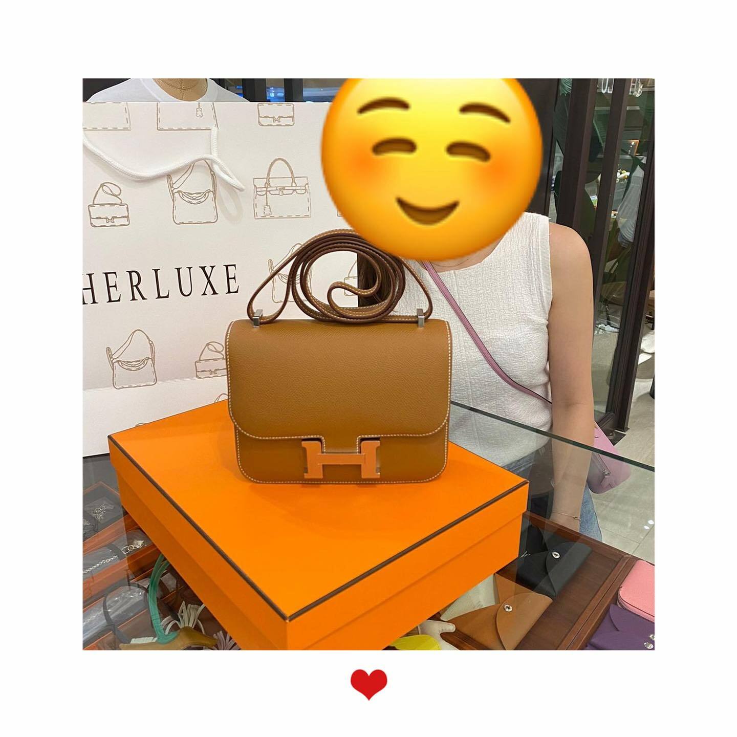 忠實馬迷靚靚來pick up小康康金棕銀扣🐫🗝 係睇我哋直播爽快落單🤩 靚靚對細節同工藝都🈶研究👍夠熱愛🫶 多謝你對HERLUXE直播嘅支持與信任🫰