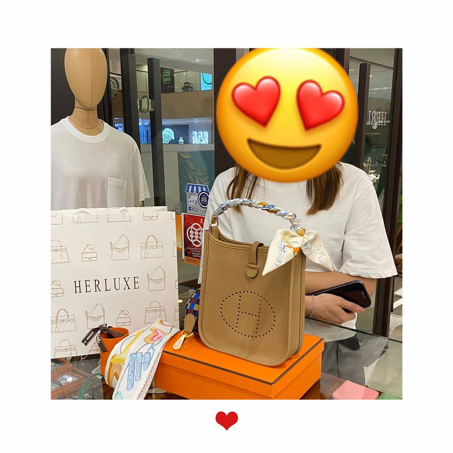 超nice靚靚來pick up mini E奶茶色同Twily🎀 再揀多兩條Twilly配襯🎉 靚靚品味超好😍 特別鐘意mini E編織帶款隨性百搭👍 多謝你對HERLUXE支持與信任🙋‍♀️