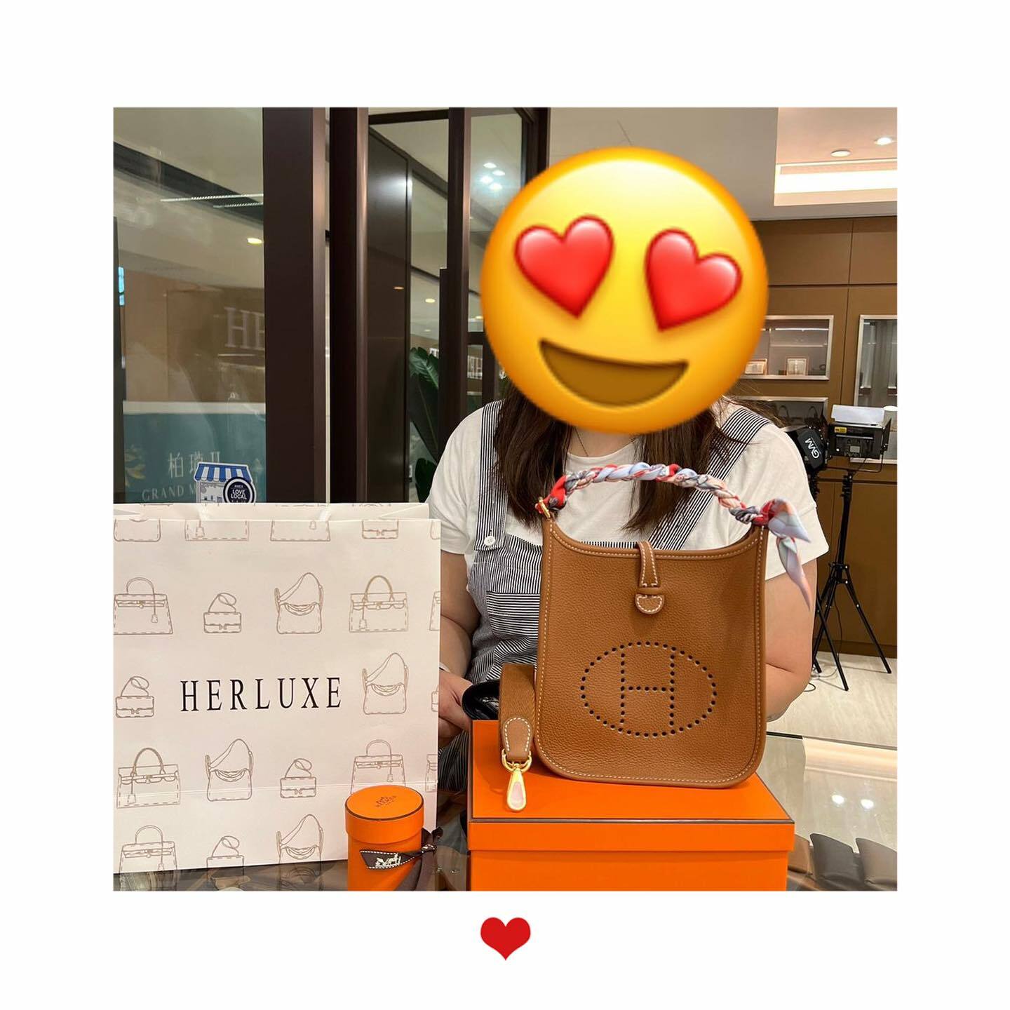 靚靚睇咗我哋直播即刻落單mini E金棕🐫 配埋Twilly🎀 靚靚見到搭配效果非常喜歡😍 多謝你對HERLUXE嘅支持與肯定❤️