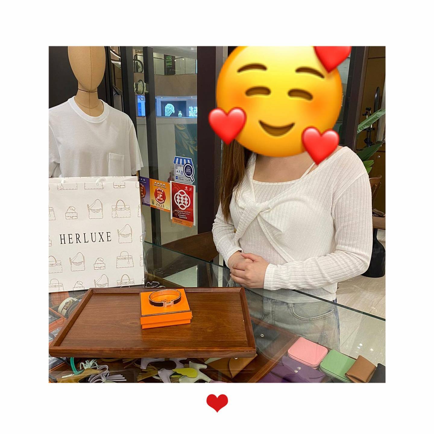 氣質靚靚來pick up手鐲🔆送比朋友做生日禮物🎁 靚靚之前幫襯我哋買袋🥰 仲好期待我哋來緊嘅直播🎞 多謝你一直咁支持信任HERLUXE💪👏