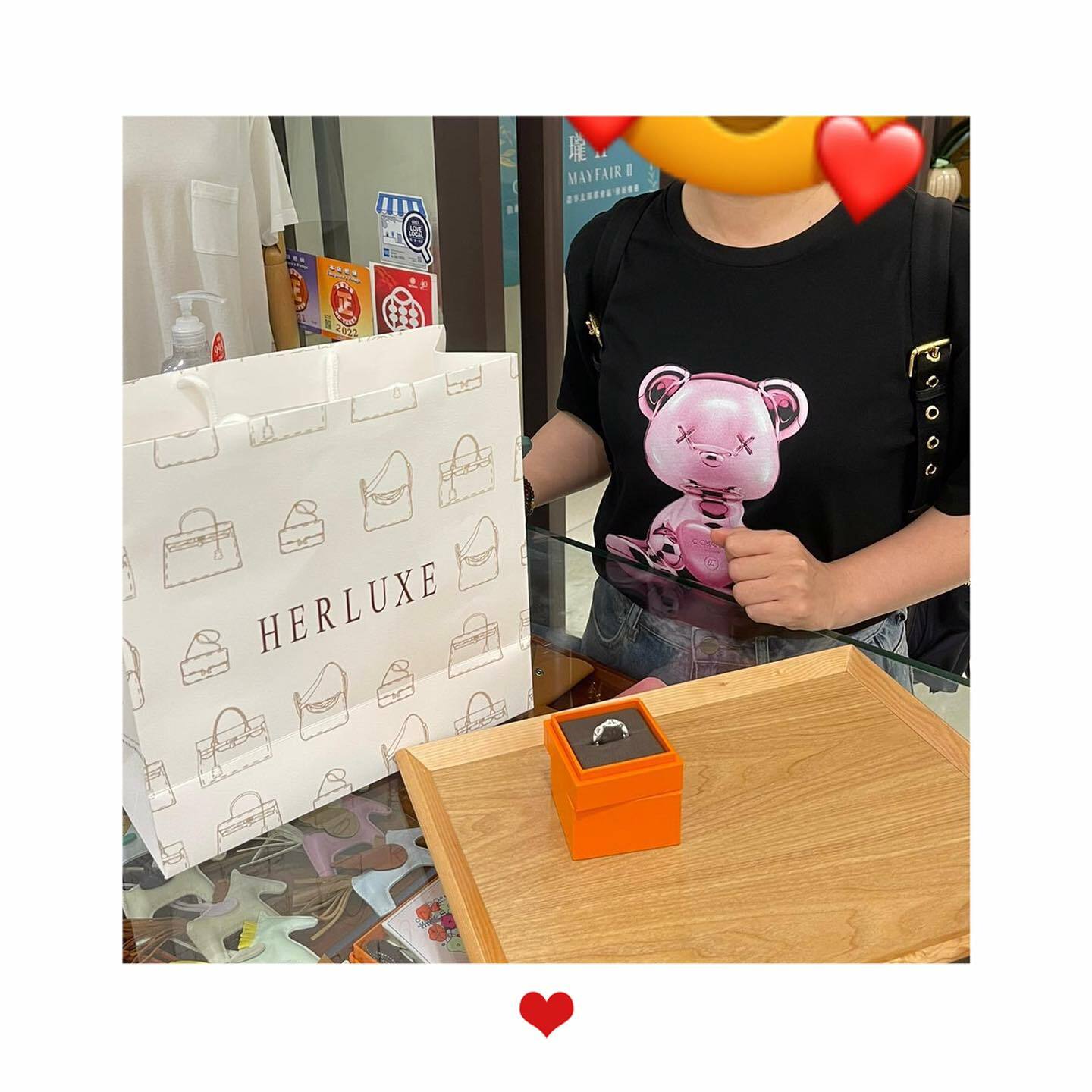 遊客靚靚來shopping🎉 見到豬鼻戒指🐽很鐘意😍 即刻埋單帶走🫶 多謝你嘅支持🫰🤗