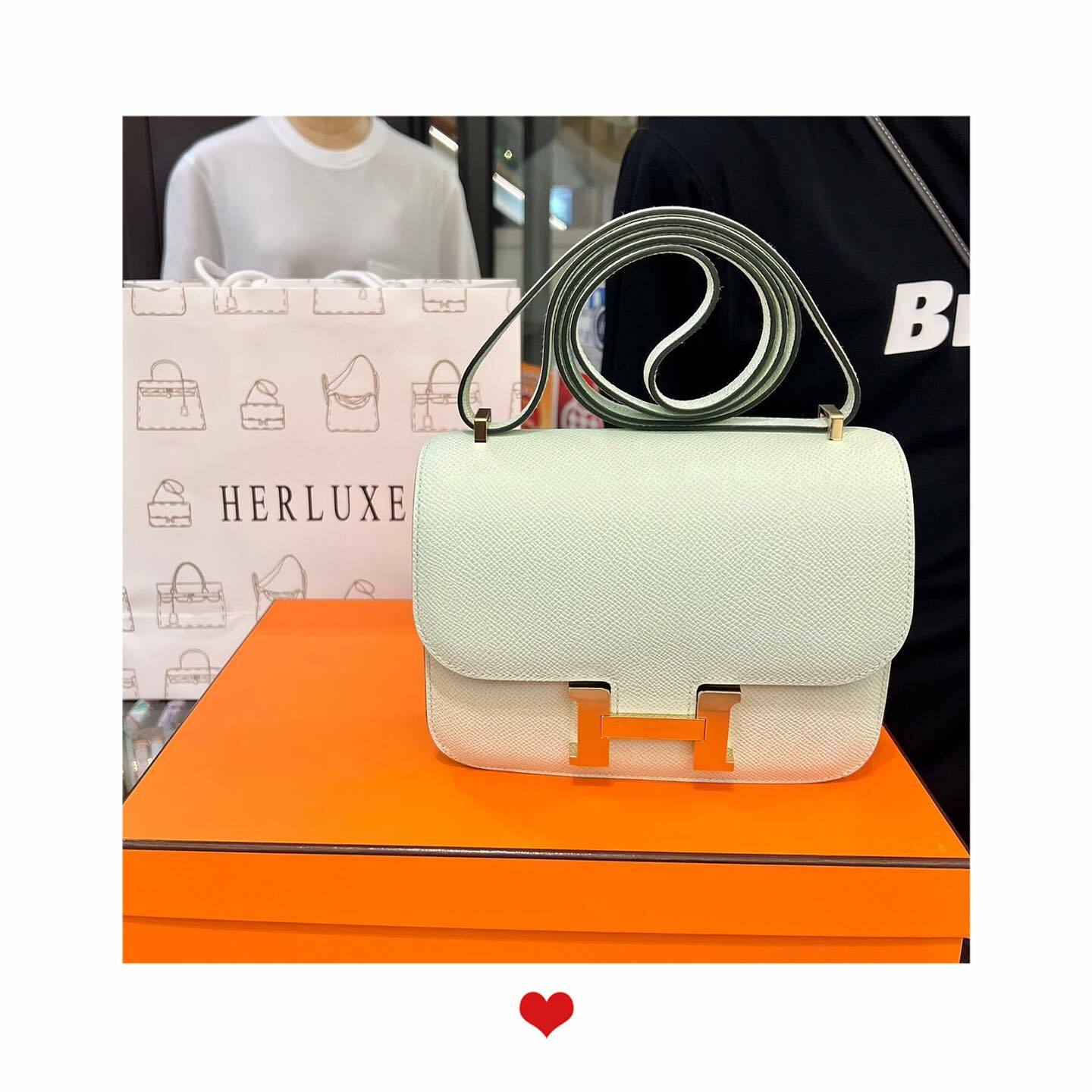 爽快靚靚同型男先生來shopping🎉 見到Constance mini 氣泡綠💚 馬上拍板埋單💸 還想訂大象金🐘🔑🥳 配襯的3條特別版Twilly🤗 超有品味🤩 HERLUXE以真心對真心🥰 先能遇到咁優質嘅客人🫶 多謝你哋嘅100%信任與支持❤️