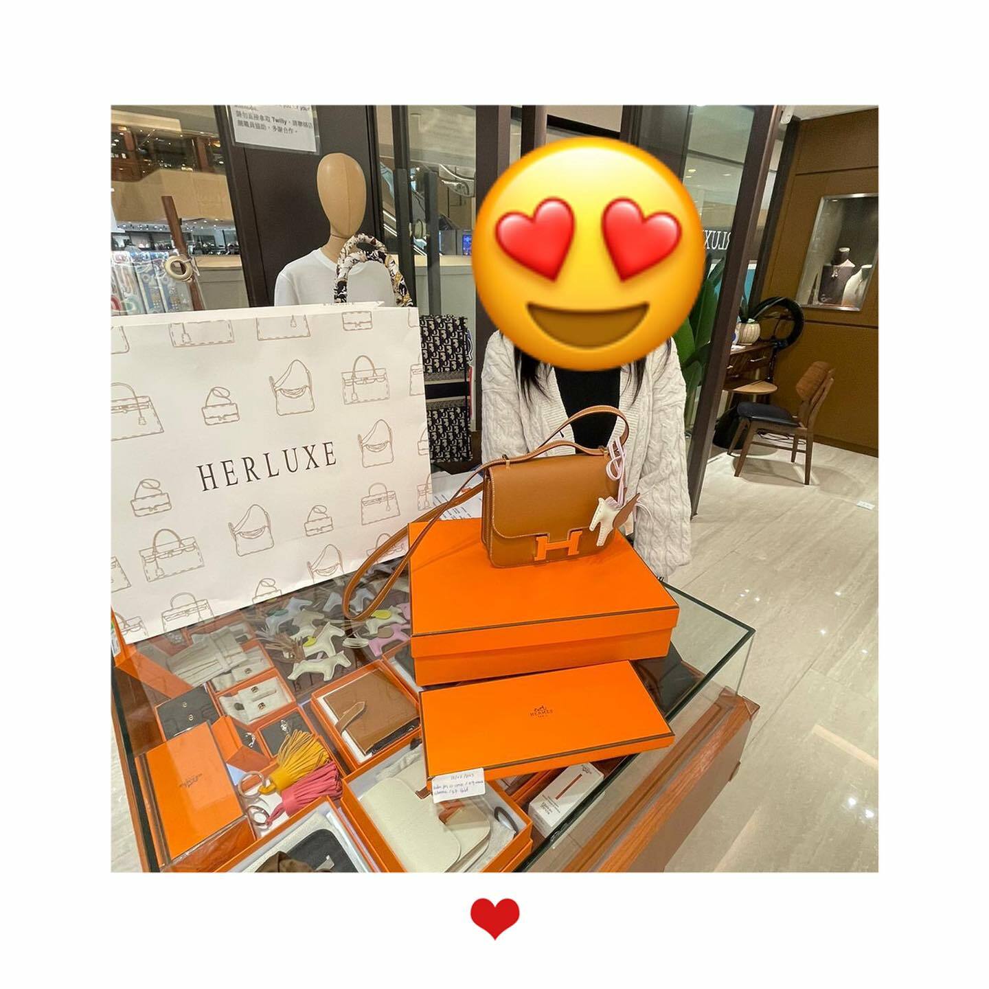 氣質靚靚來pick up Constance mini金金💐 再爽快配多隻可愛飛馬👏 呢個組合上身效果一流😍 靚靚好鐘意❤️ 能為客人找到心儀寶物我哋都好開心🥳 多謝你對HERLUXE嘅支持與信任🙋‍♀️