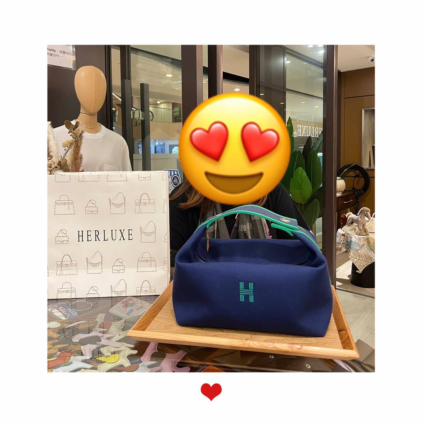 爽快靚靚同先生來pick up深藍色飯盒包💝非常開心滿意🫰多謝你支持與關注HERLUXE 🫶