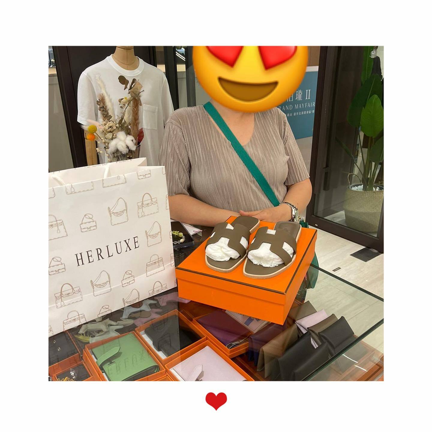 靚靚在網上咨詢後來店睇Oran拖鞋🩴 爽快帶走大象灰🐘 仲要訂Kelly拖鞋🤗 同行的朋友也想訂大象灰豬鼻包🐽🥳 多謝你哋嘅100%信任與支持🫶 HERLUXE實力強💪 口碑好👍 值得你哋信賴💕