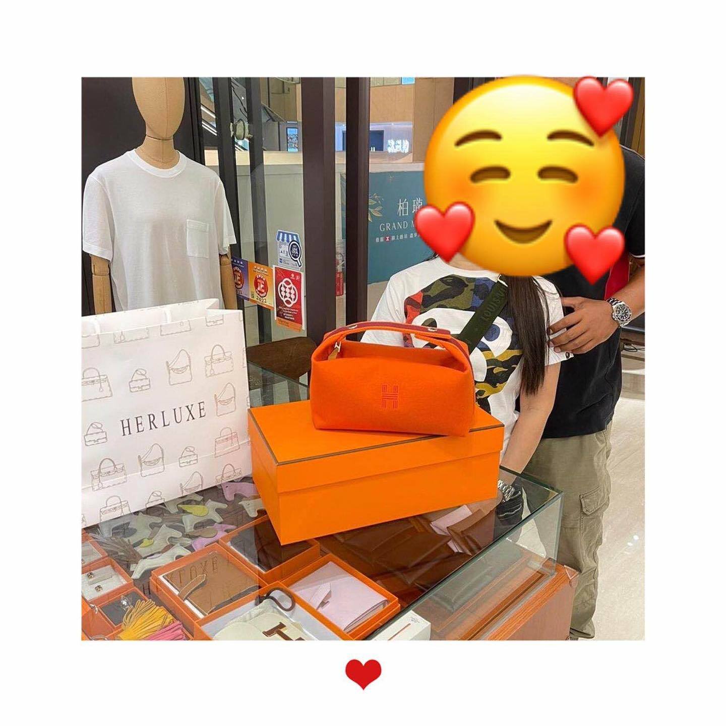 暖心先生陪太太來pick up 橙色飯盒包💐之前對比過其他店☺️ 還是HERLURE價格更吸引👏多謝你嘅支持與信任❤️