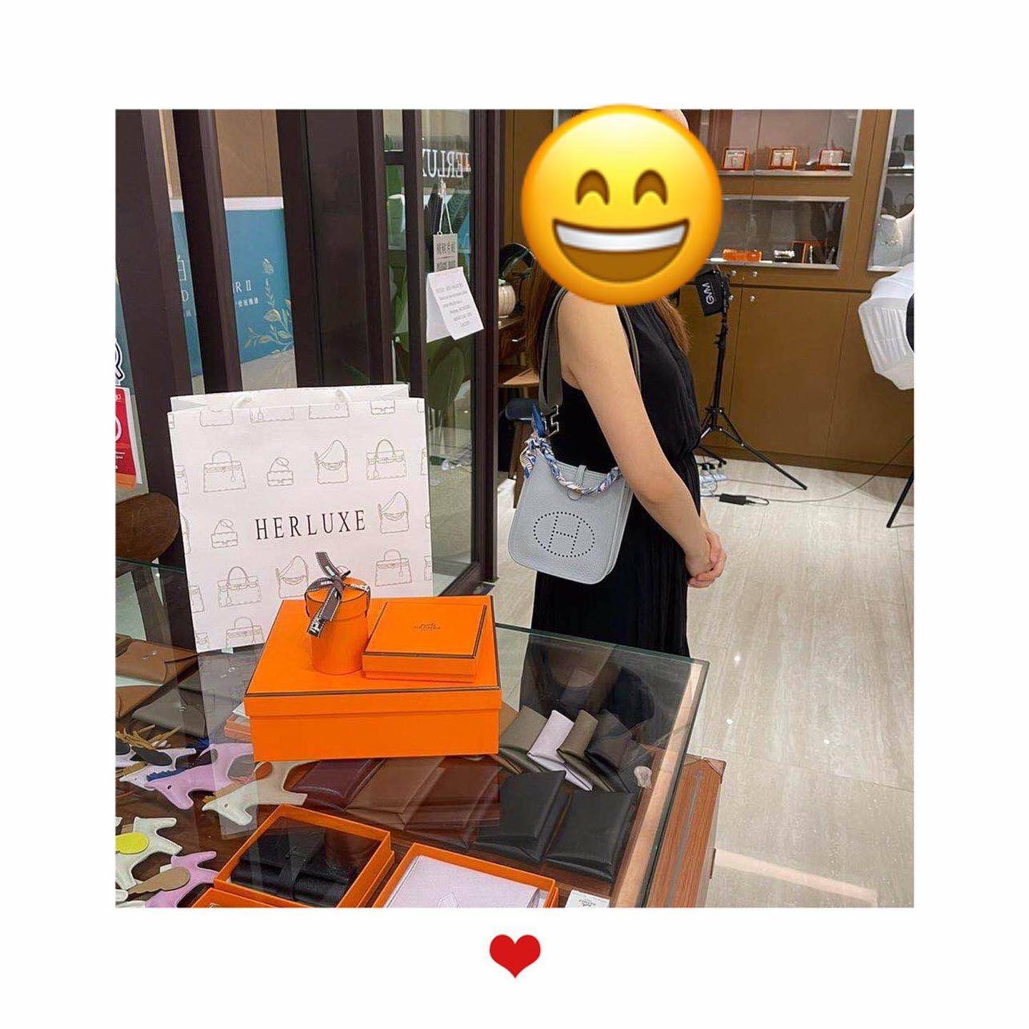 爽快靚靚walk in來shopping🥳 非常開心買咗mini E 聖杯藍😍 還配條精美twilly🎀 同埋鎖匙扣⛓ 上身效果好完美🎉 靚靚非常鐘意💕 👏 多謝你嘅支持❤️