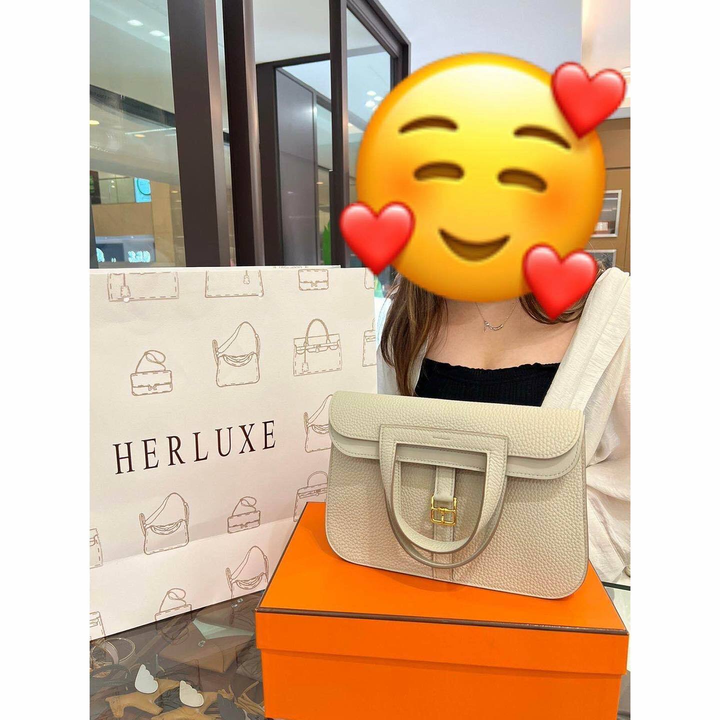 爽快靚靚來pick up Halzan冰川白🧊 對貨品同我哋嘅服務都十分滿意😍👏🏼 靚靚係我哋大V靚靚介紹的朋友💕 多謝你哋咁信任同支持HERLUXE🫶