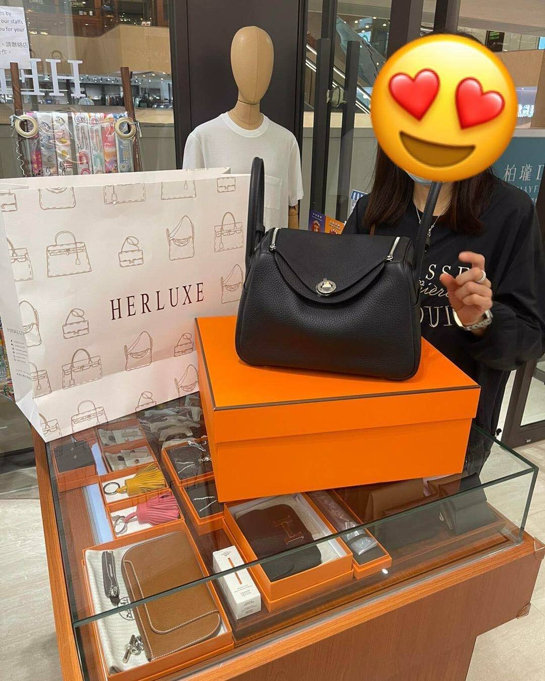 爽快靚靚來pick up Lindy 26 黑銀🖤 非常滿意😍 原來靚靚係黑銀愛好者👍 仲明確下個目標要買2424 mini 黑銀🥳 多謝你嘅明智選擇與信任🫶 HERLUXE會繼續為大家提供更優質嘅貨品與服務💪